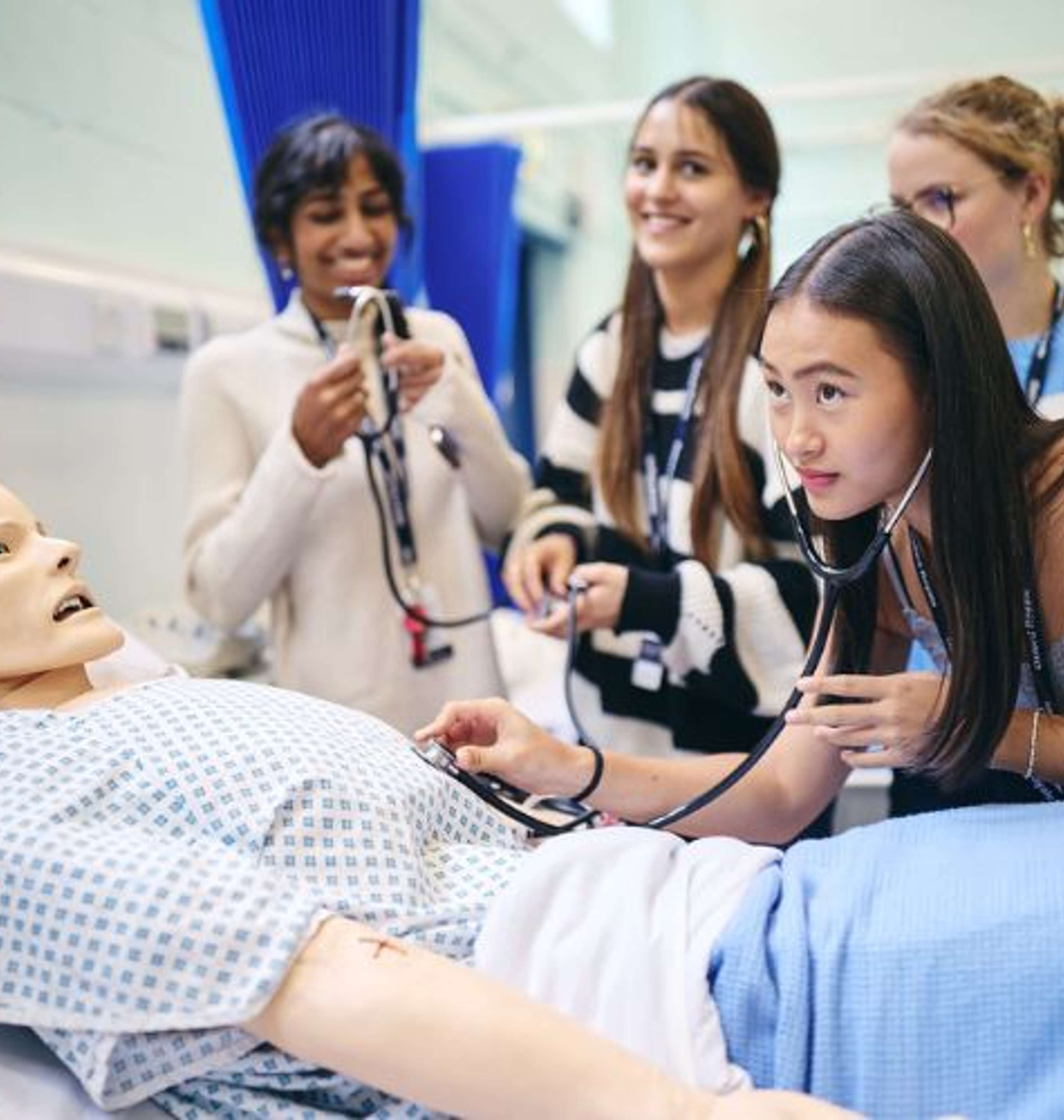 Oxford Royale students take part in a medicine skills lab