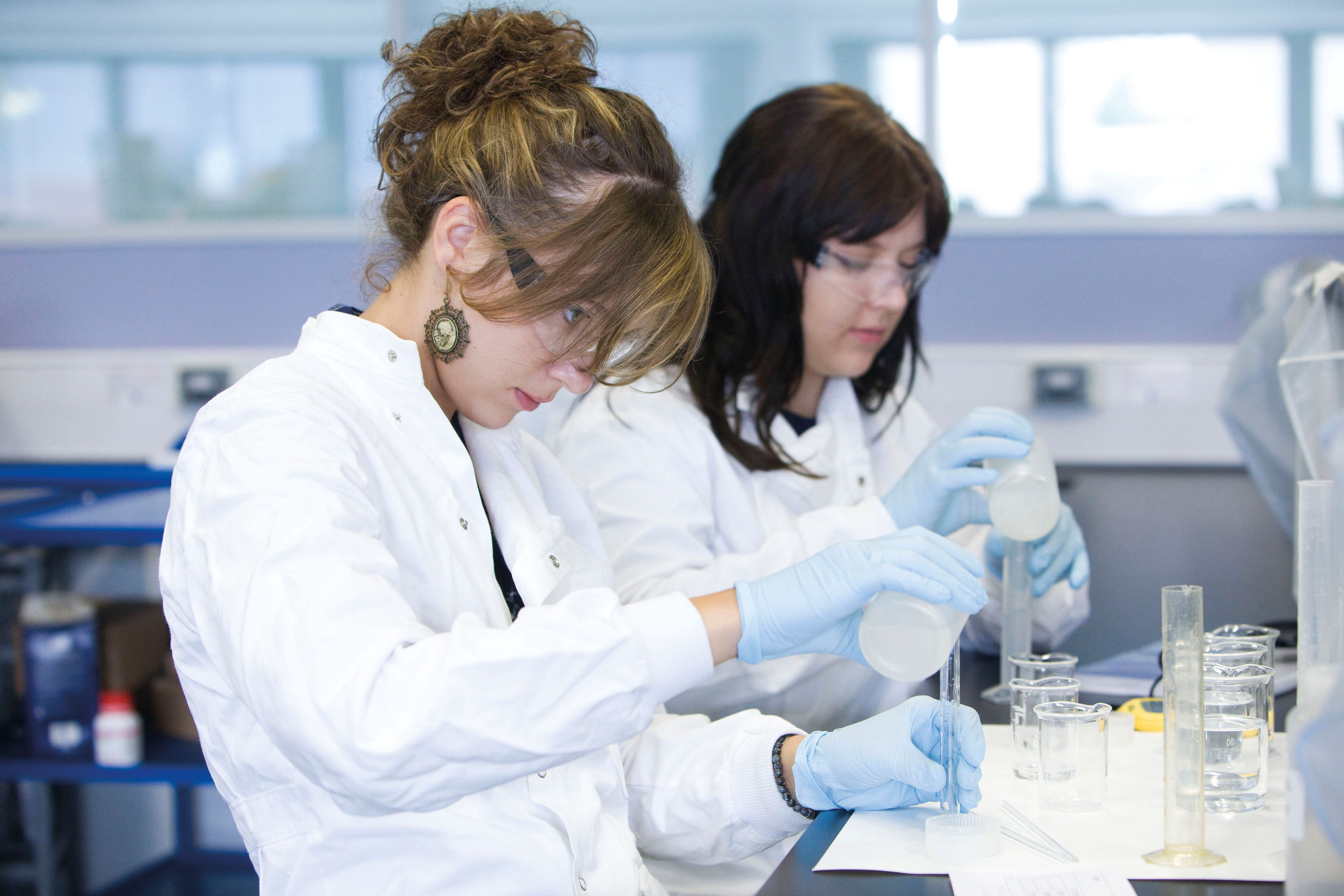 Oxford Royale students at a medicine project in Yale