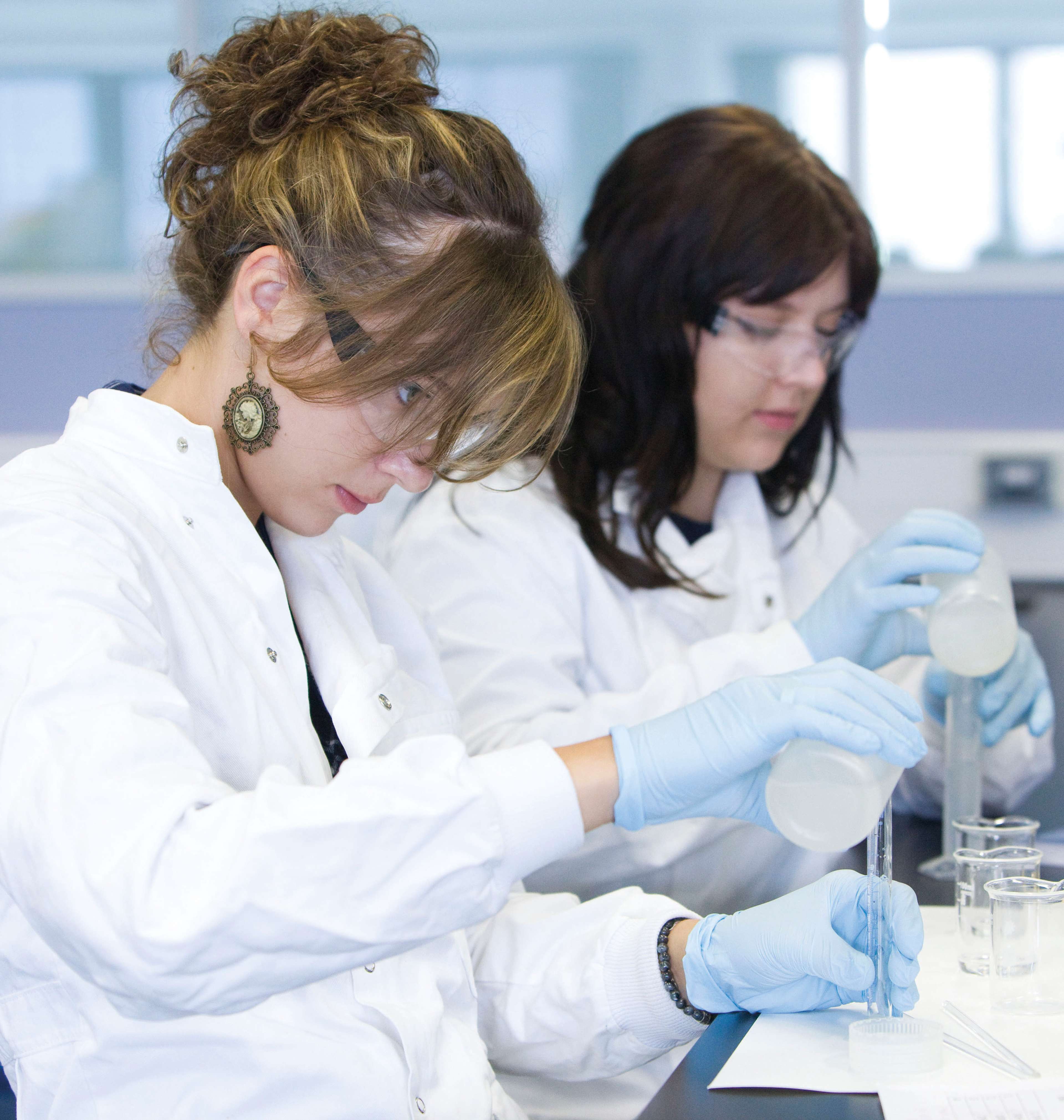Oxford Royale students at a medicine project in Yale