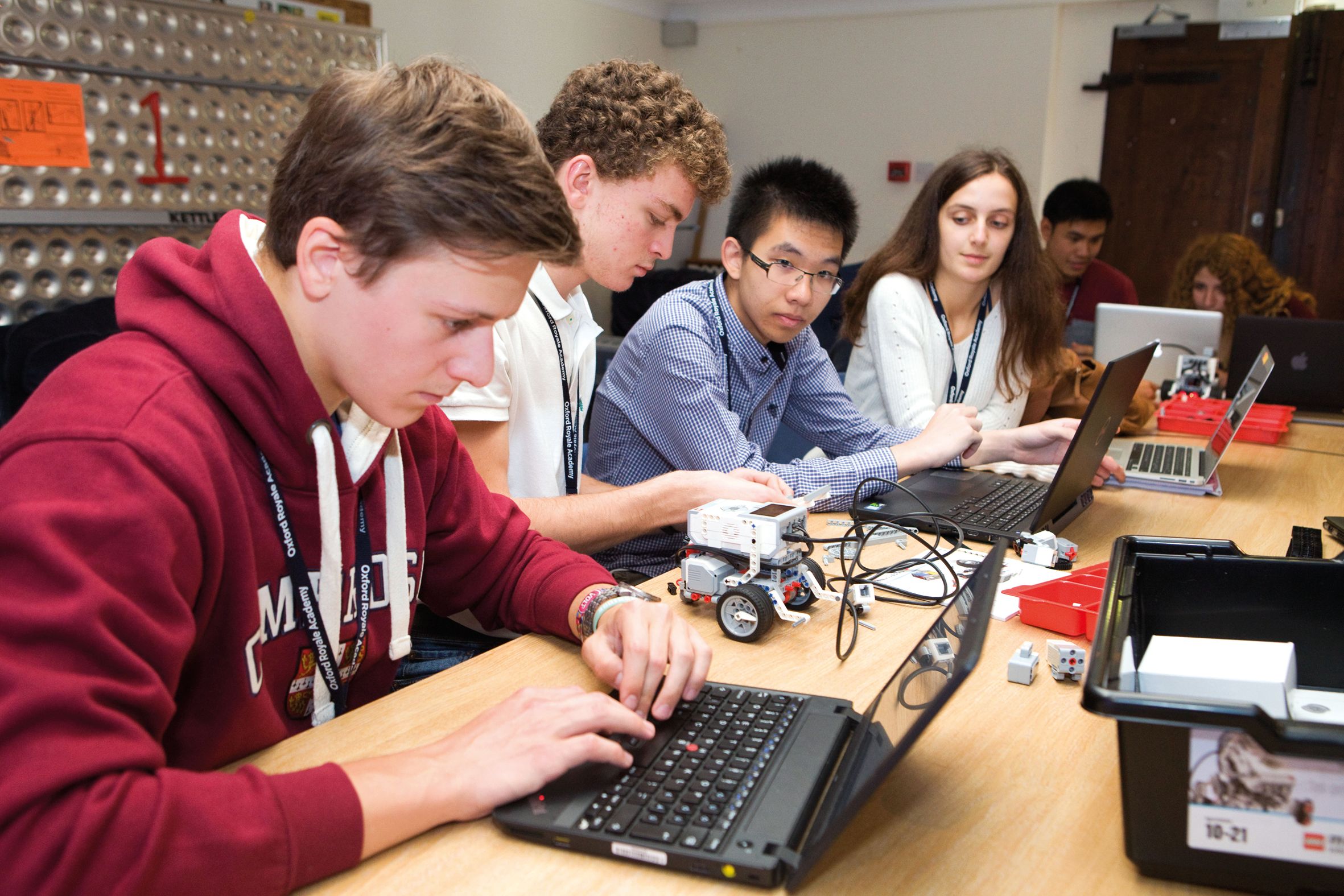 Oxford Royale students in robot coding workshop