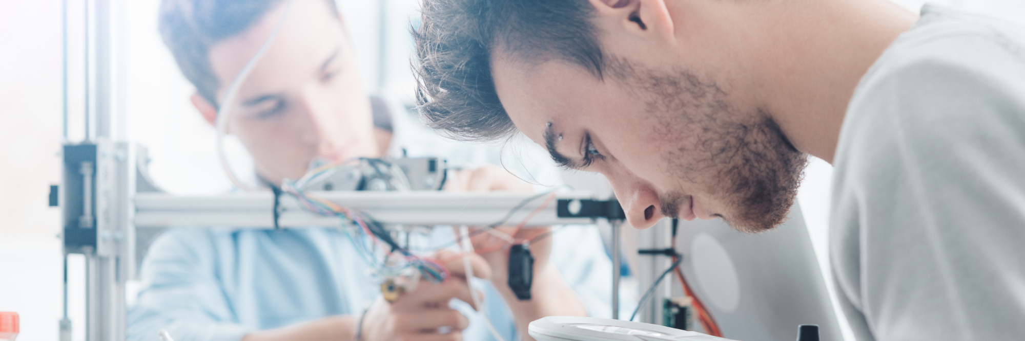 Oxford Royale students engaging in a class in a lab
