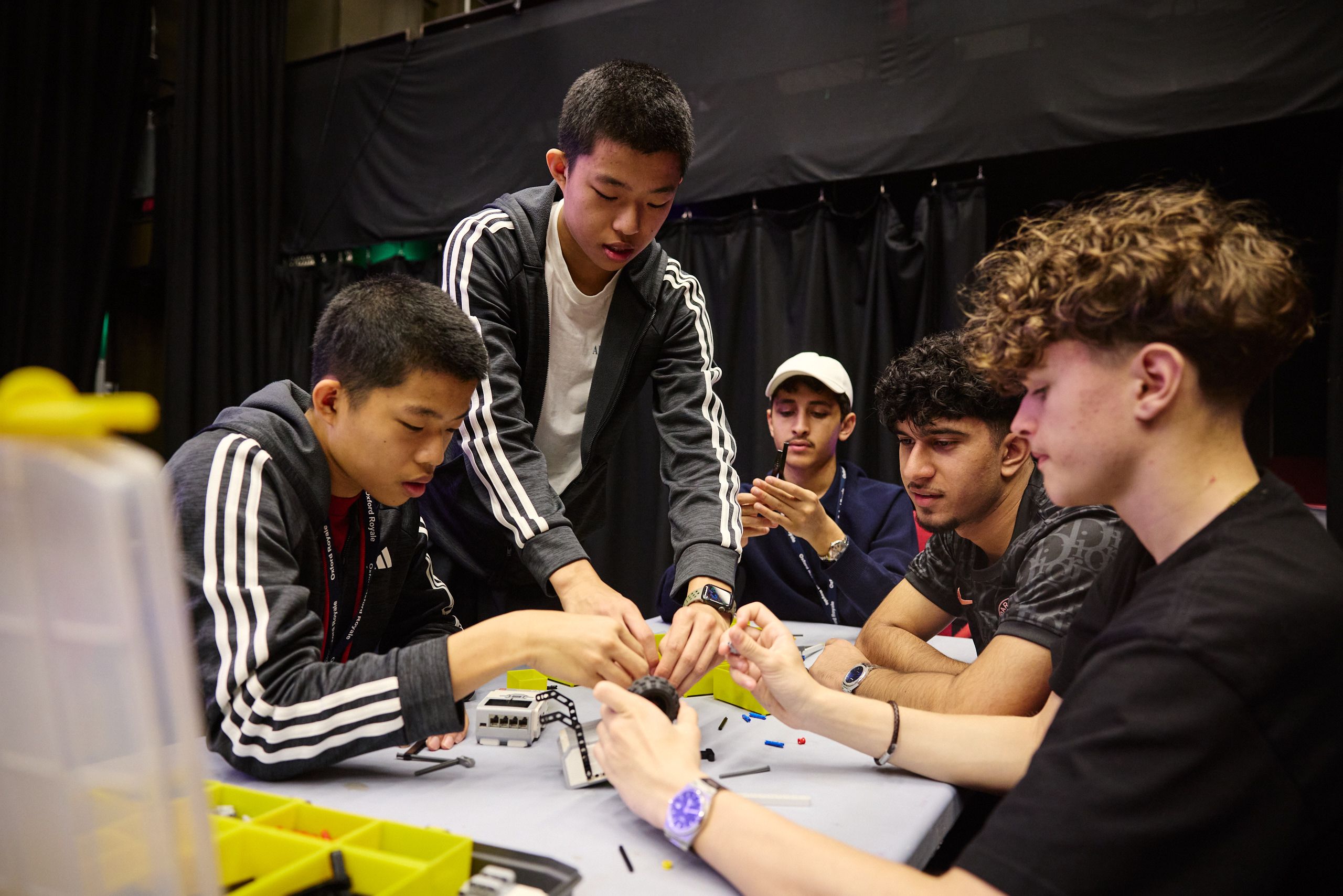 Oxford Royale students enjoying an engineering project in Cambridge