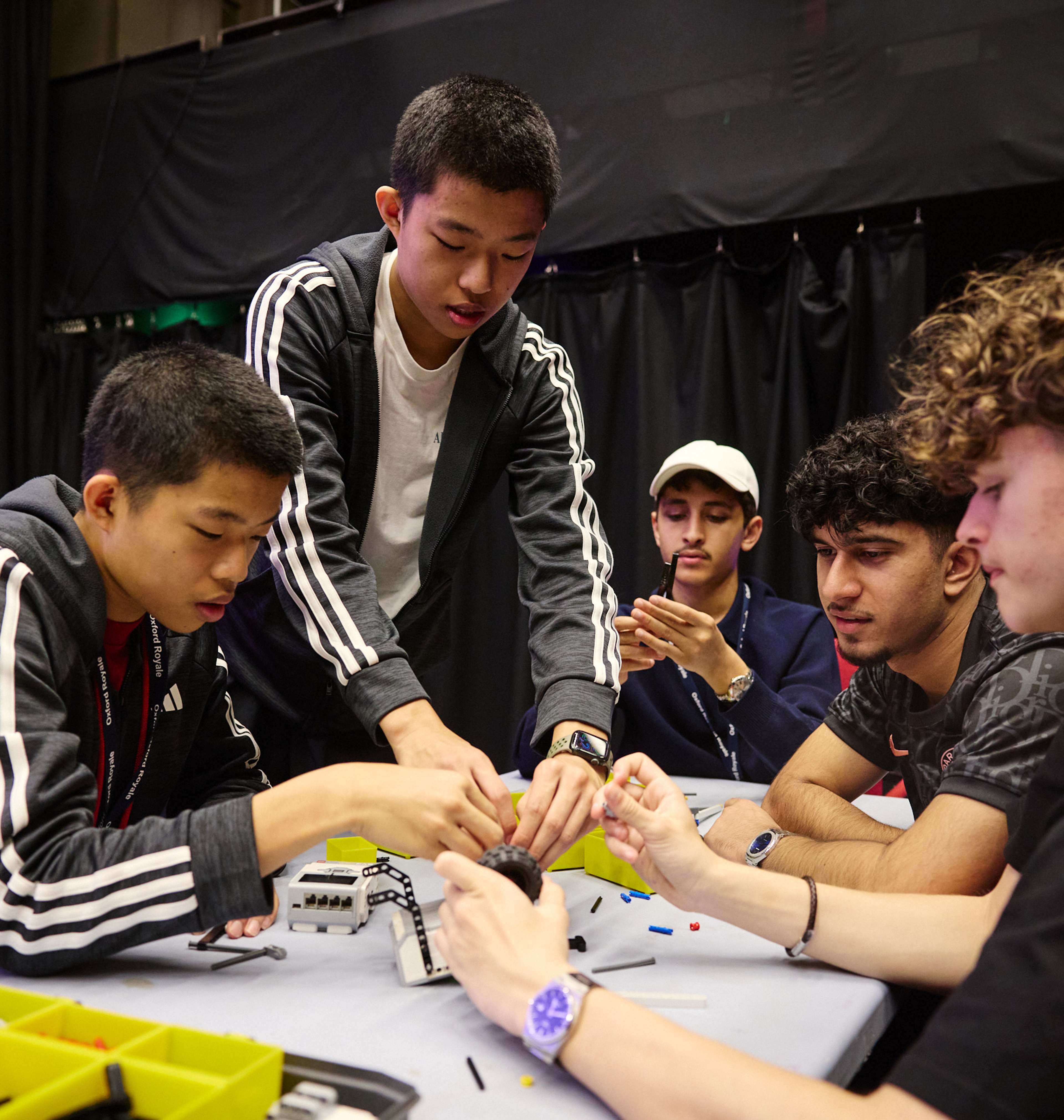 Oxford Royale students enjoying an engineering project in Cambridge