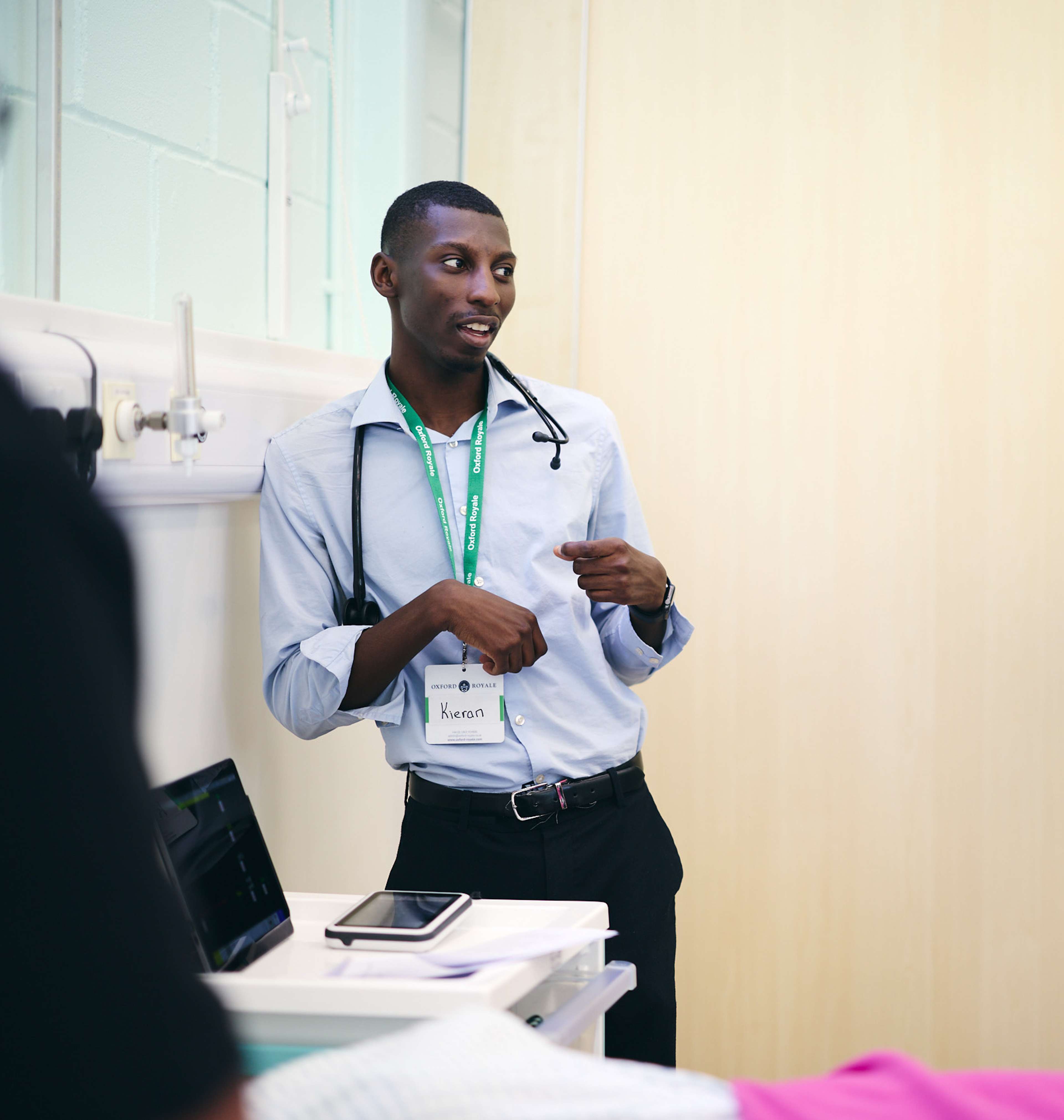 Students discuss Psychology at Oxford Royale’s summer school