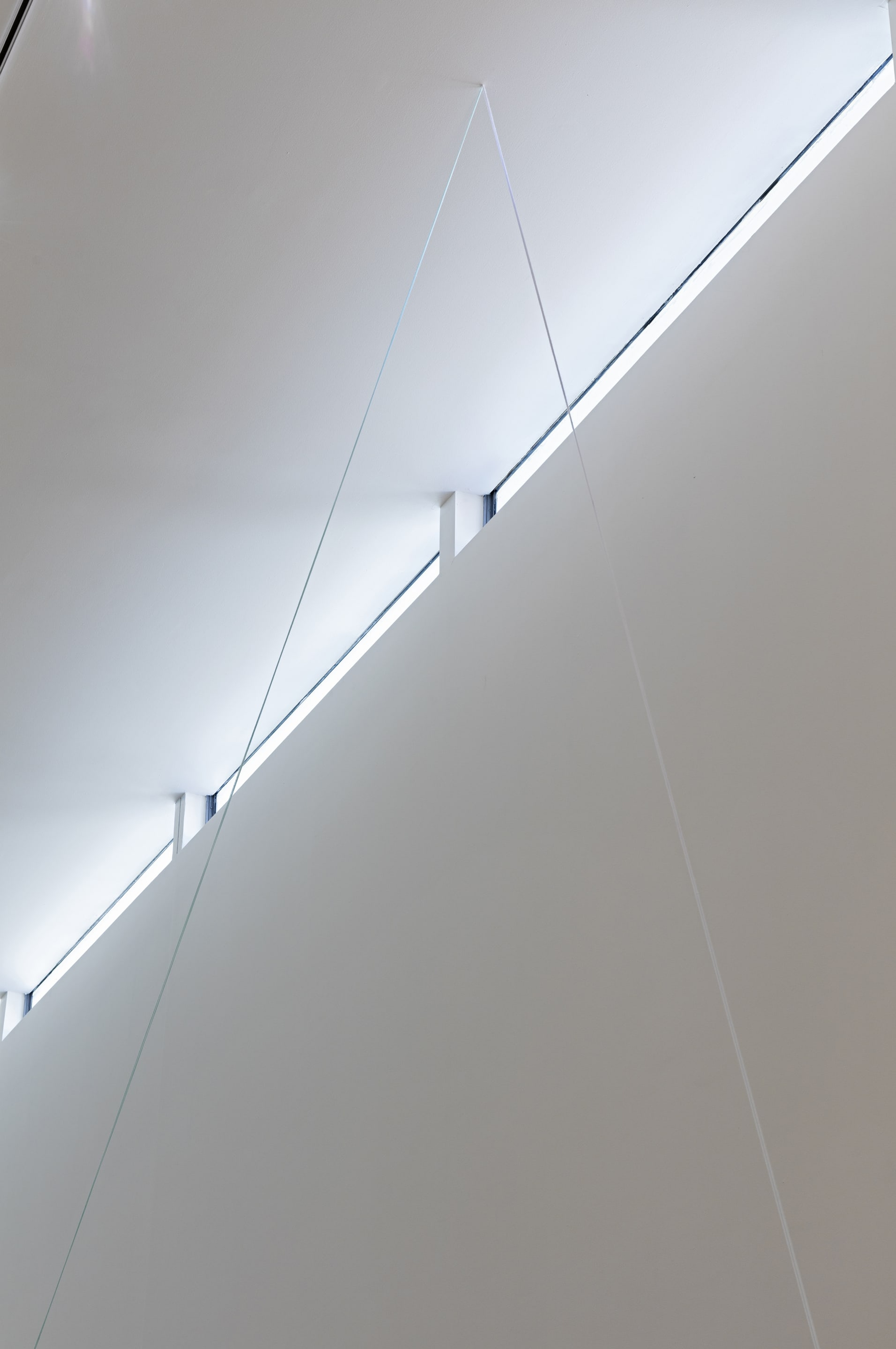 Detail view of Fred Sandback, Untitled (Triangle with Broken Leg) 1988, acrylic yarn. Courtesy of the Fred Sandback Estate, Jensen Gallery, Sydney and Fox/Jensen, Auckland. In the exhibition Inhabiting Space at the Adam Art Gallery Te Pātaka Toi, Victoria University of Wellington (photo: Shaun Waugh)