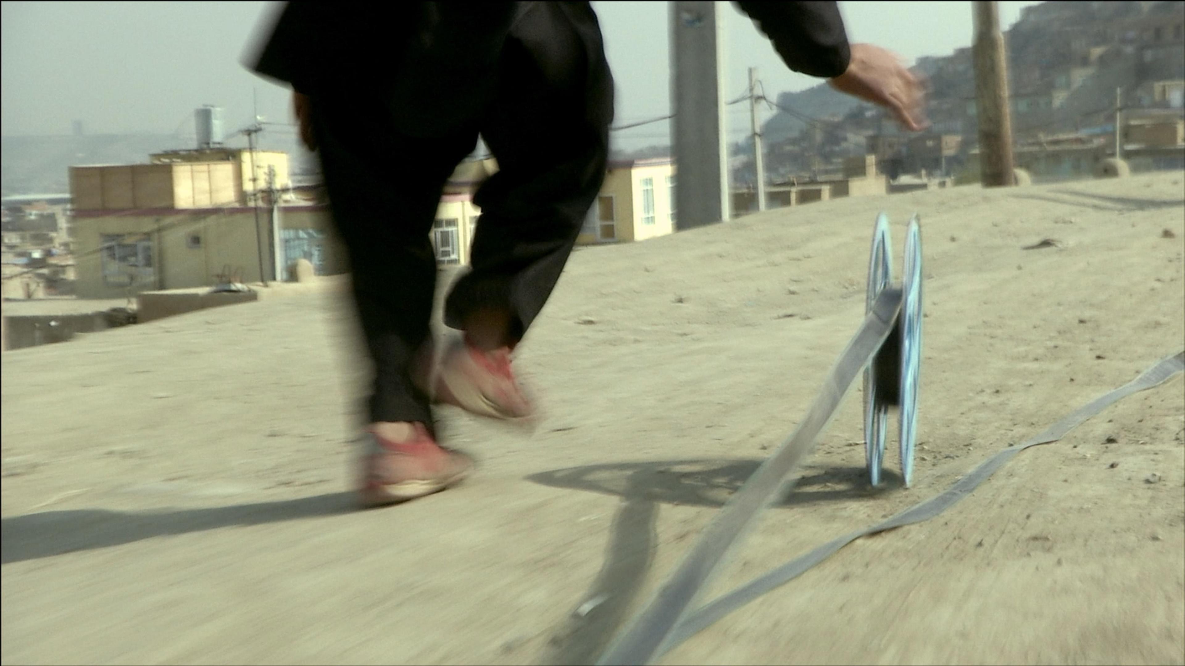Francis Alÿs (in collaboration with Julien Devaux and Ajmal Maiwandi), still from Reel-Unreel, 2011. Video documentation of an action. Courtesy the artist and David Zwirner, New York/London.