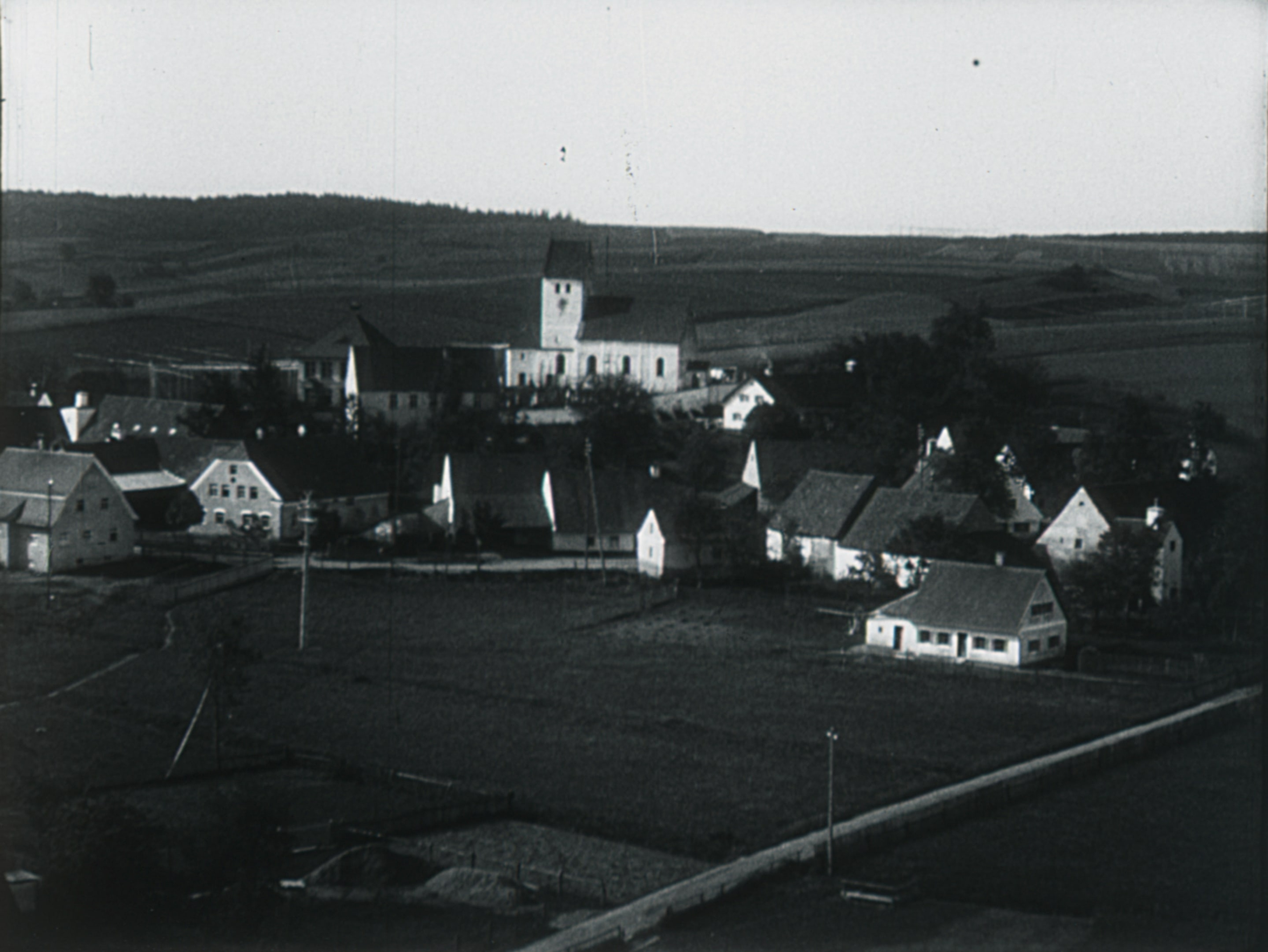 Oskar Fischinger, film still from München-Berlin Wanderung (Walking from Munich to Berlin), 1927. 35mm transferred to digital video, screened at 24fps, b&w, silent, 3mins. Courtesy of Center for Visual Music, Los Angeles.