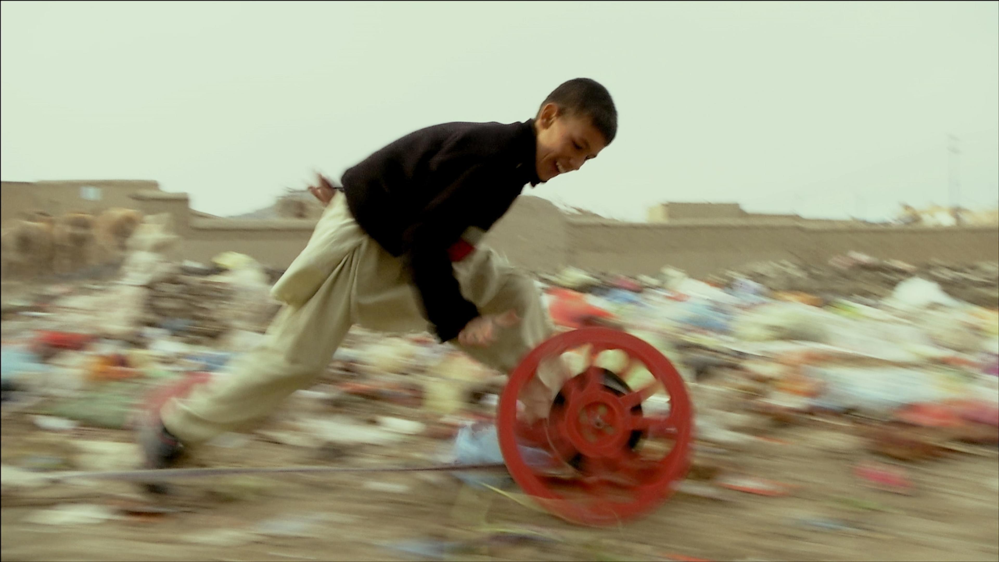 Francis Alÿs (in collaboration with Julien Devaux and Ajmal Maiwandi), still from Reel-Unreel, 2011. Video documentation of an action. Courtesy the artist and David Zwirner, New York/London.