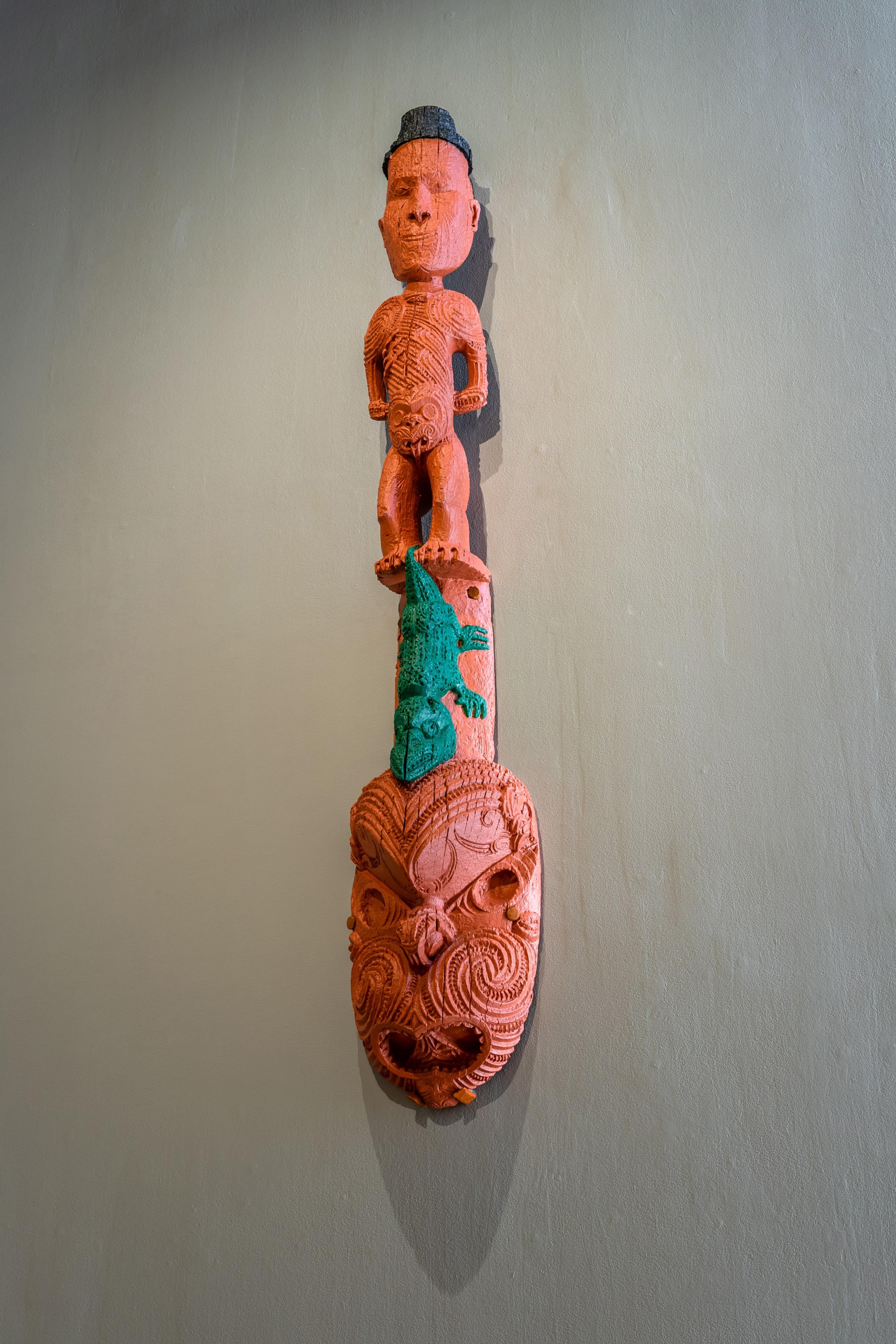 Wero Tāroi (circa 1810–1880, Ngāti Tarāwhai), Houmaitawhiti tekoteko, circa 1870s, wood, paint, 2331 (h) × 400 (w) × 300 (d) mm, on loan to Rotorua Museum Te Whare Taonga o Te Arawa, courtesy of the Houmaitawhiti Marae Trust. Installation view, Tēnei Ao Tūroa – This Enduring World, Te Pātaka Toi Adam Art Gallery, Victoria University Wellington. Photo: Ted Whitaker