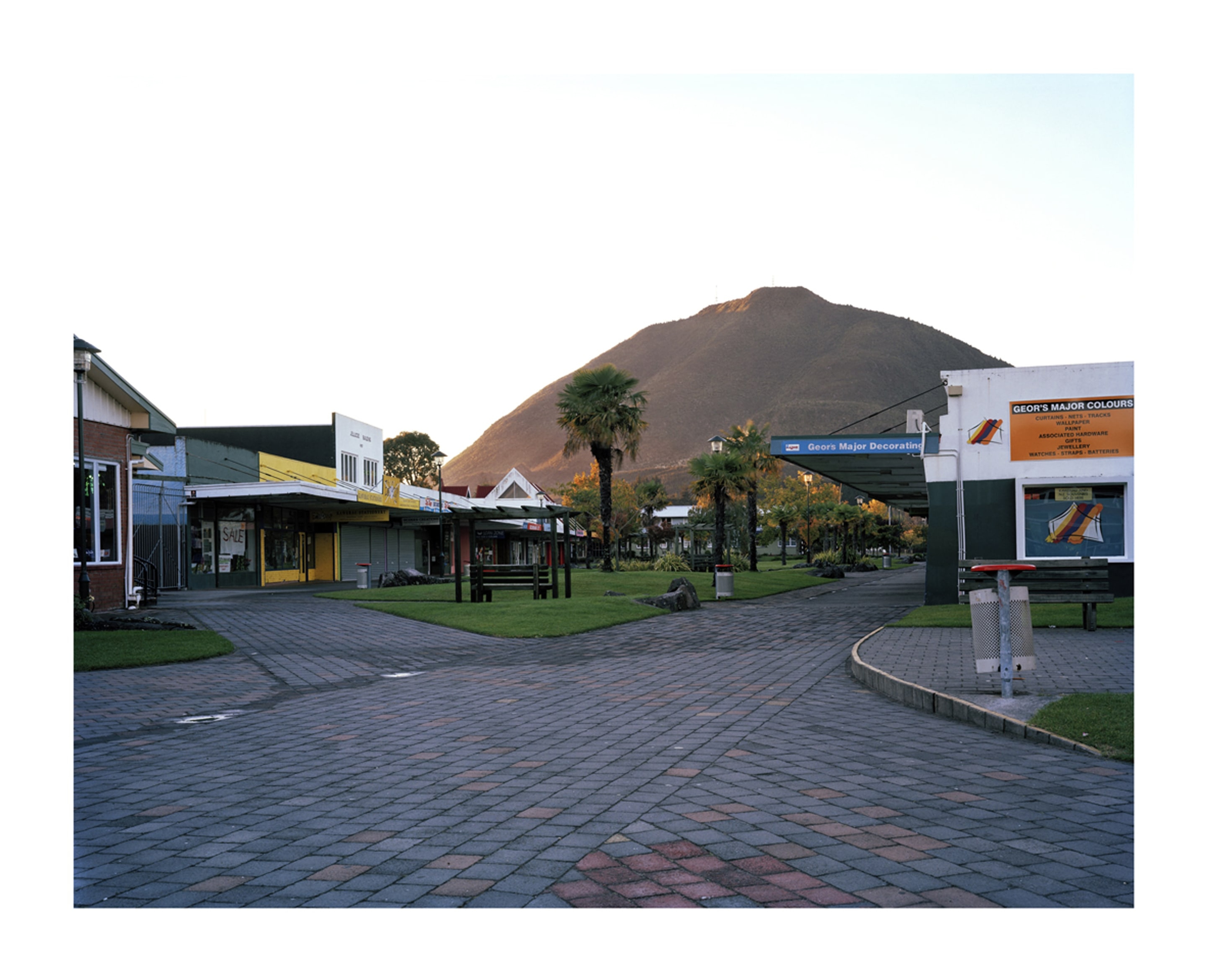 Fiona Amundsen, Jellicoe Court, Kawerau, 06/05/2007, 6.57 (star burst), 2007, chromira digital photograph, Victoria University of Wellington Art Collection, commissioned 2007