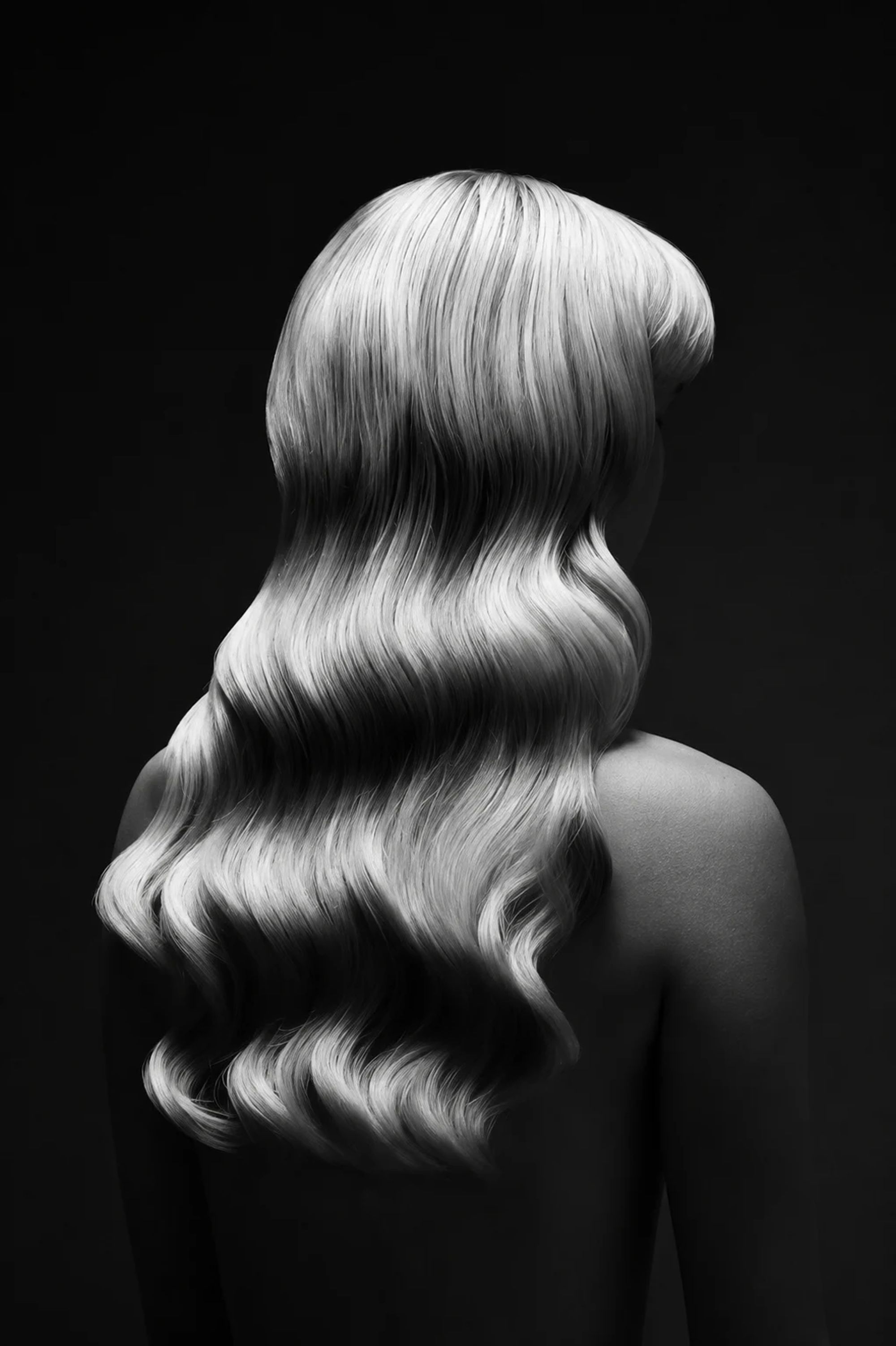 Glänzendes, gesundes Haar in einer monochromen Editorial-Aufnahme