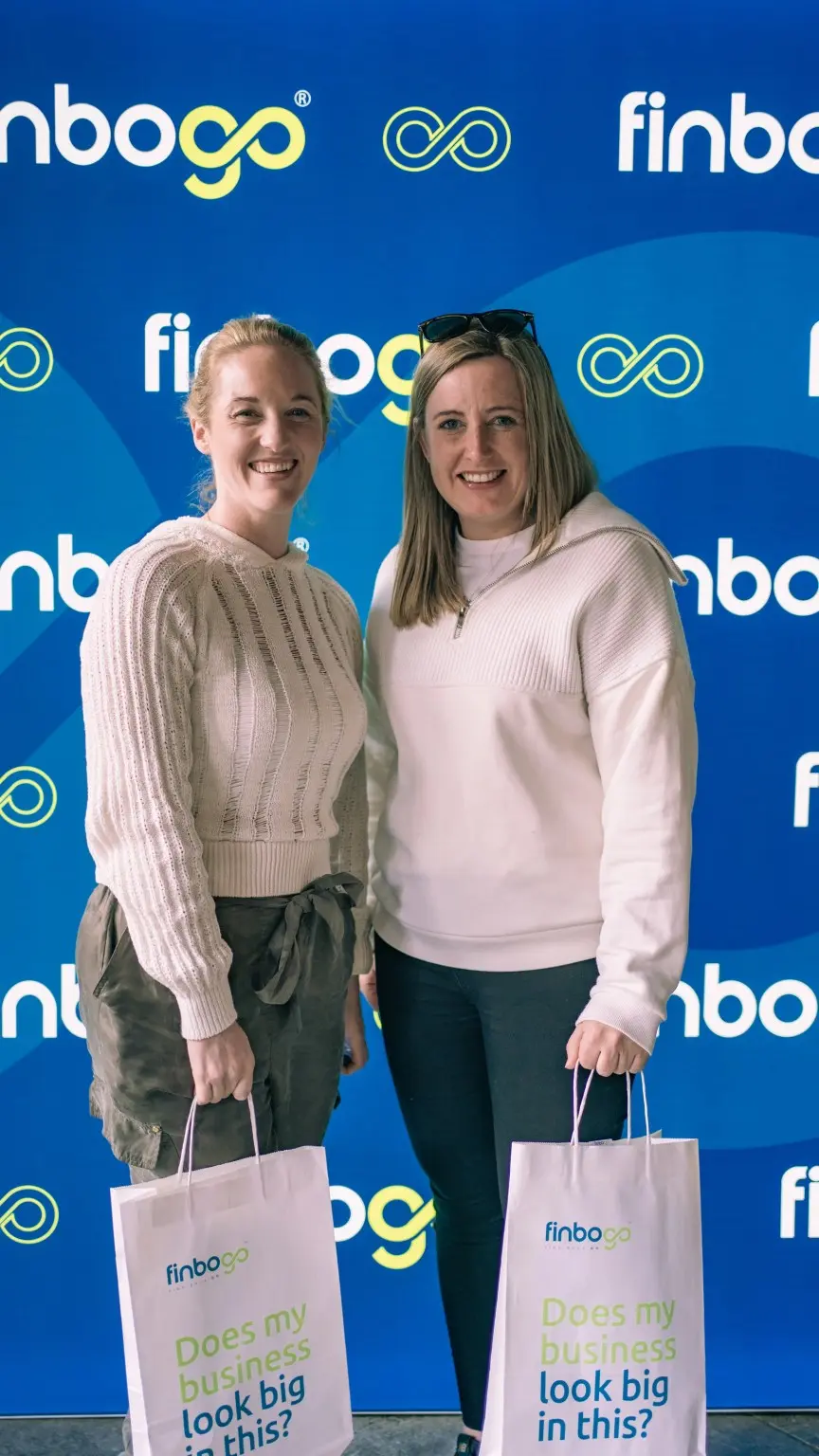 finbogo-two-guests-with-gift-bags