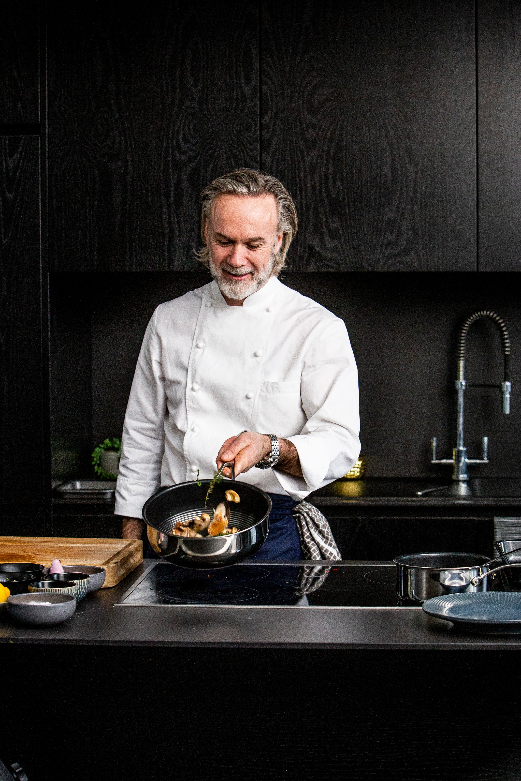 Marcus Wareing cooking with Circulon pan in domestic kitchen