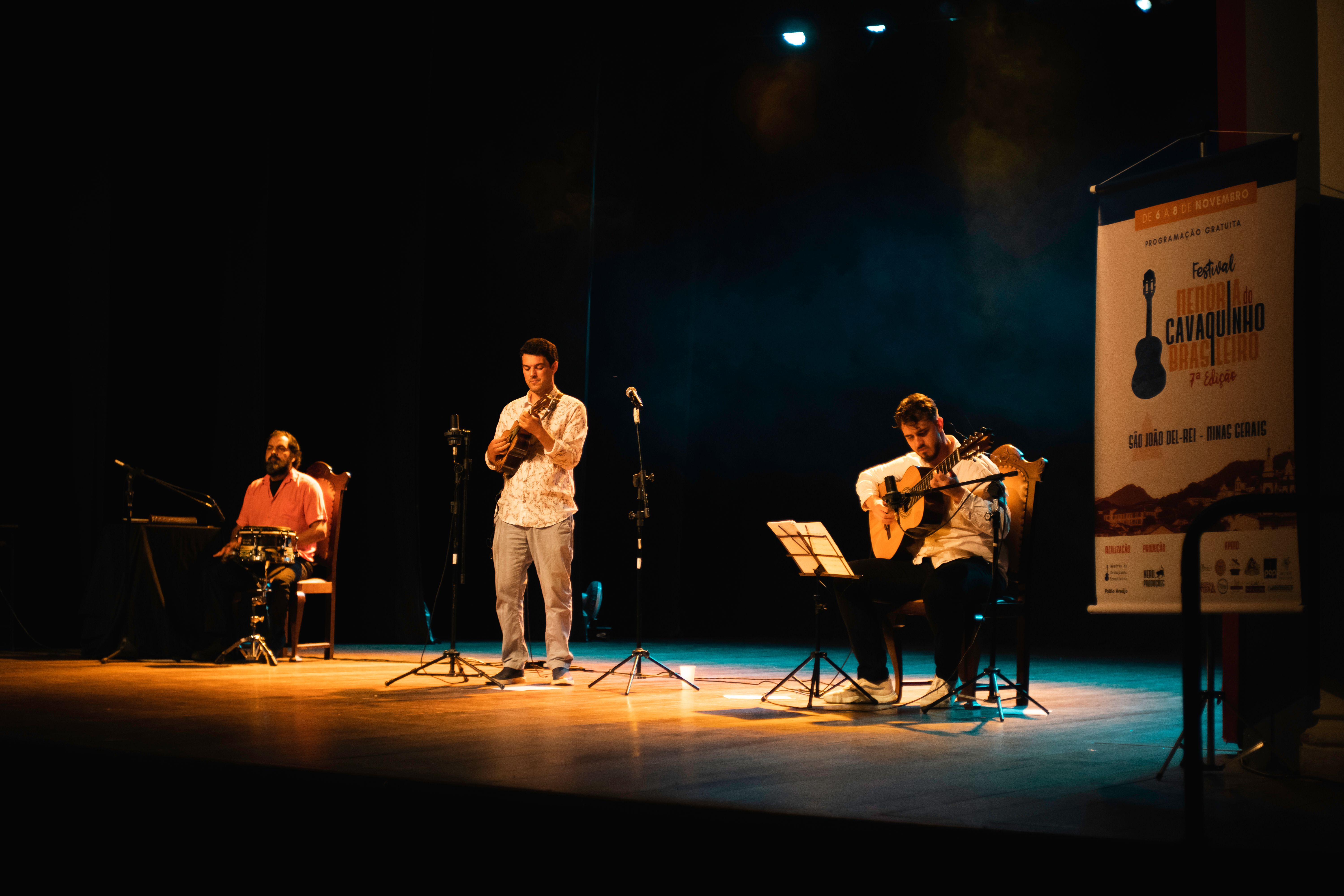 Show - Messias Britto - Gabriel Leite (percussão), Messias Britto (cavaquinho) e Leonardo Gomes (7 cordas)