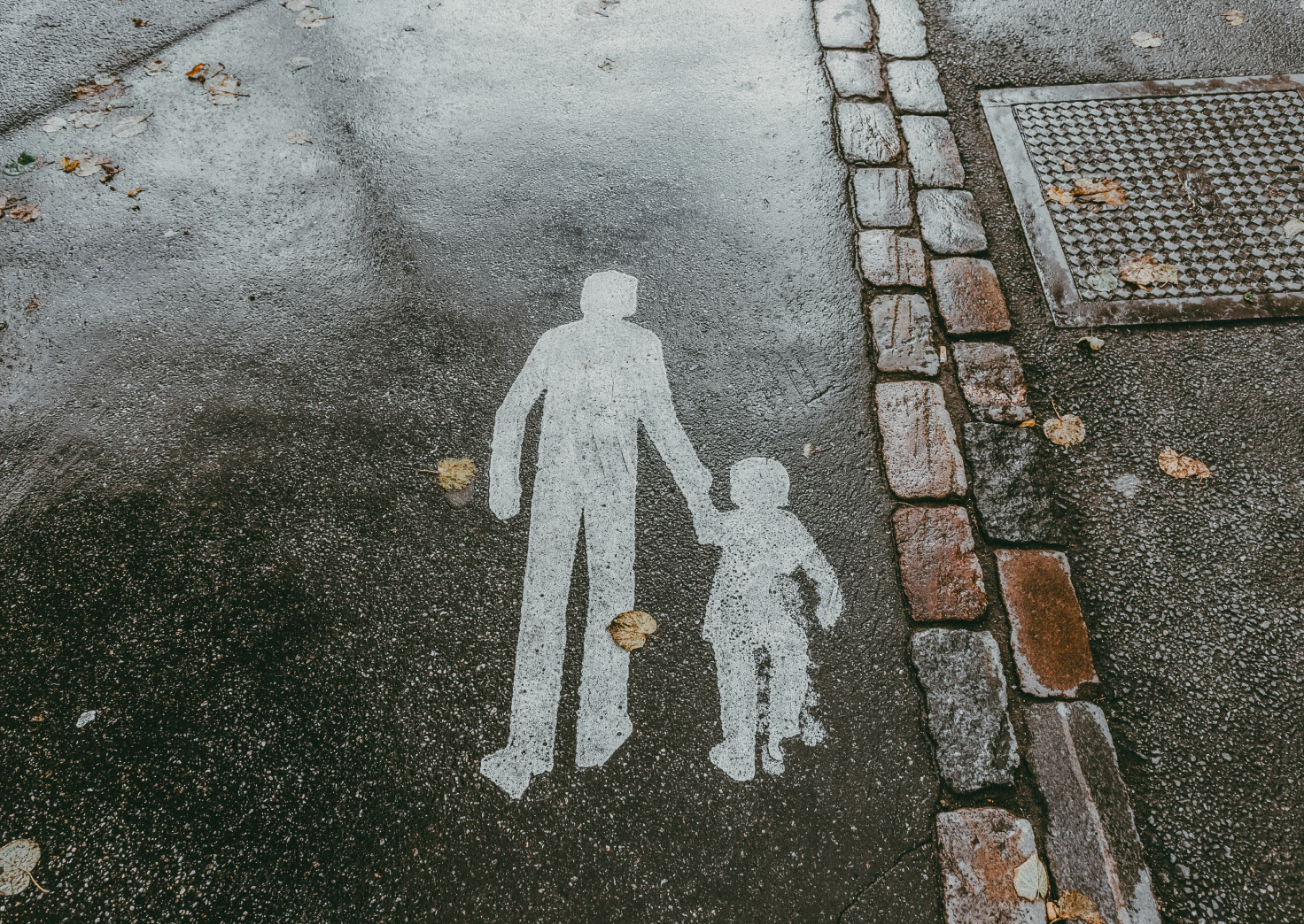 Ground signage og elderly and kid holding hands