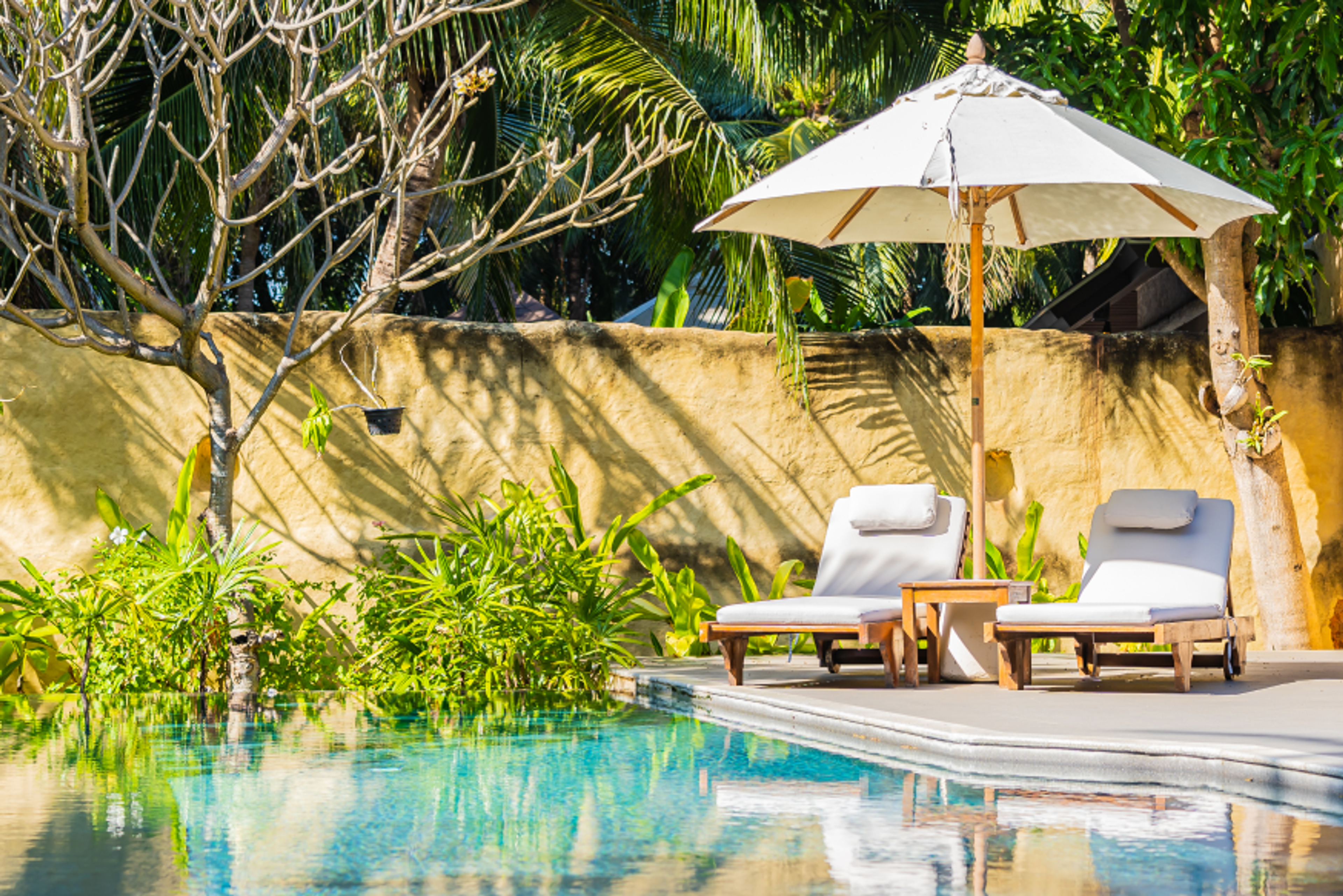 umbrella-chair-outdoor-swimming-pool