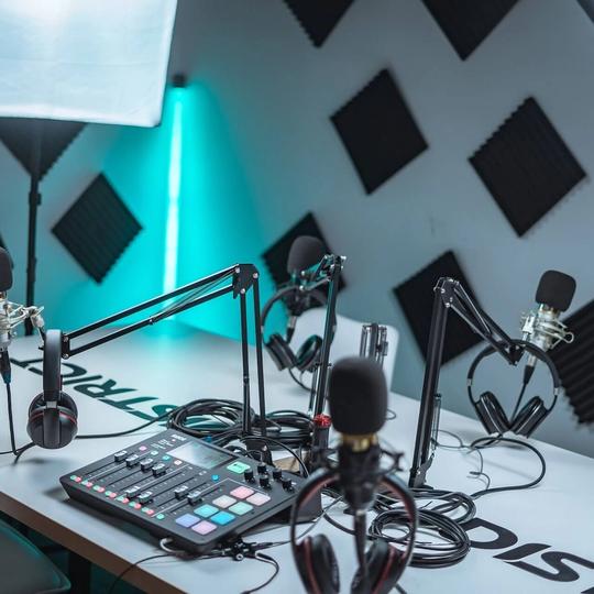 Cover Image for Do You Need a Mixer for Your Podcast?
