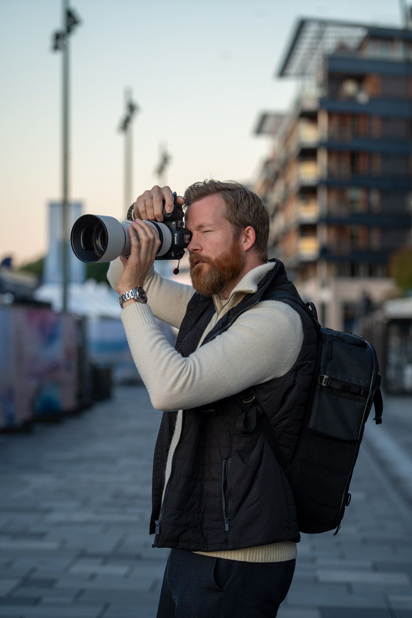 Fotograf i arbeid med kunde