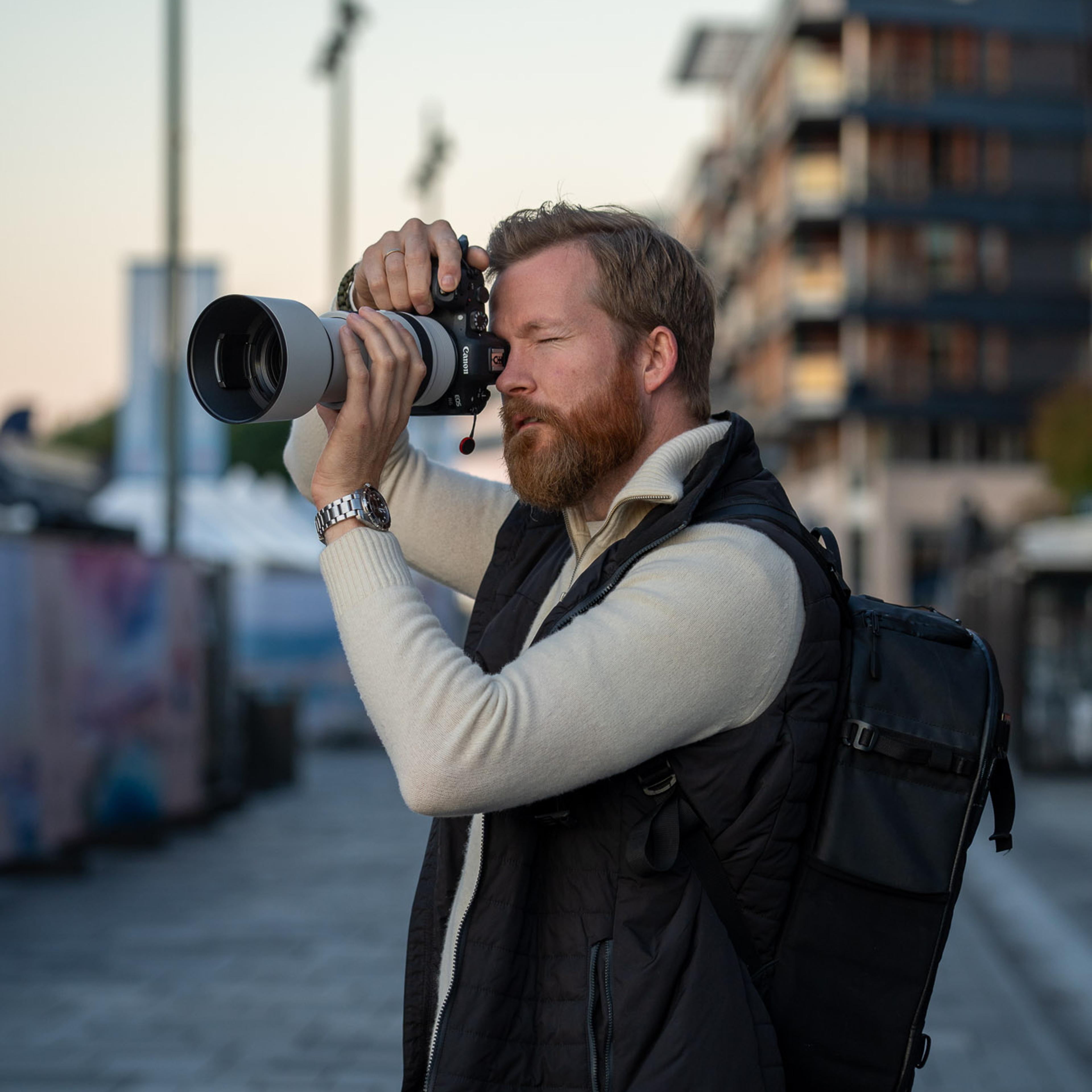 Fotograf i arbeid med kunde