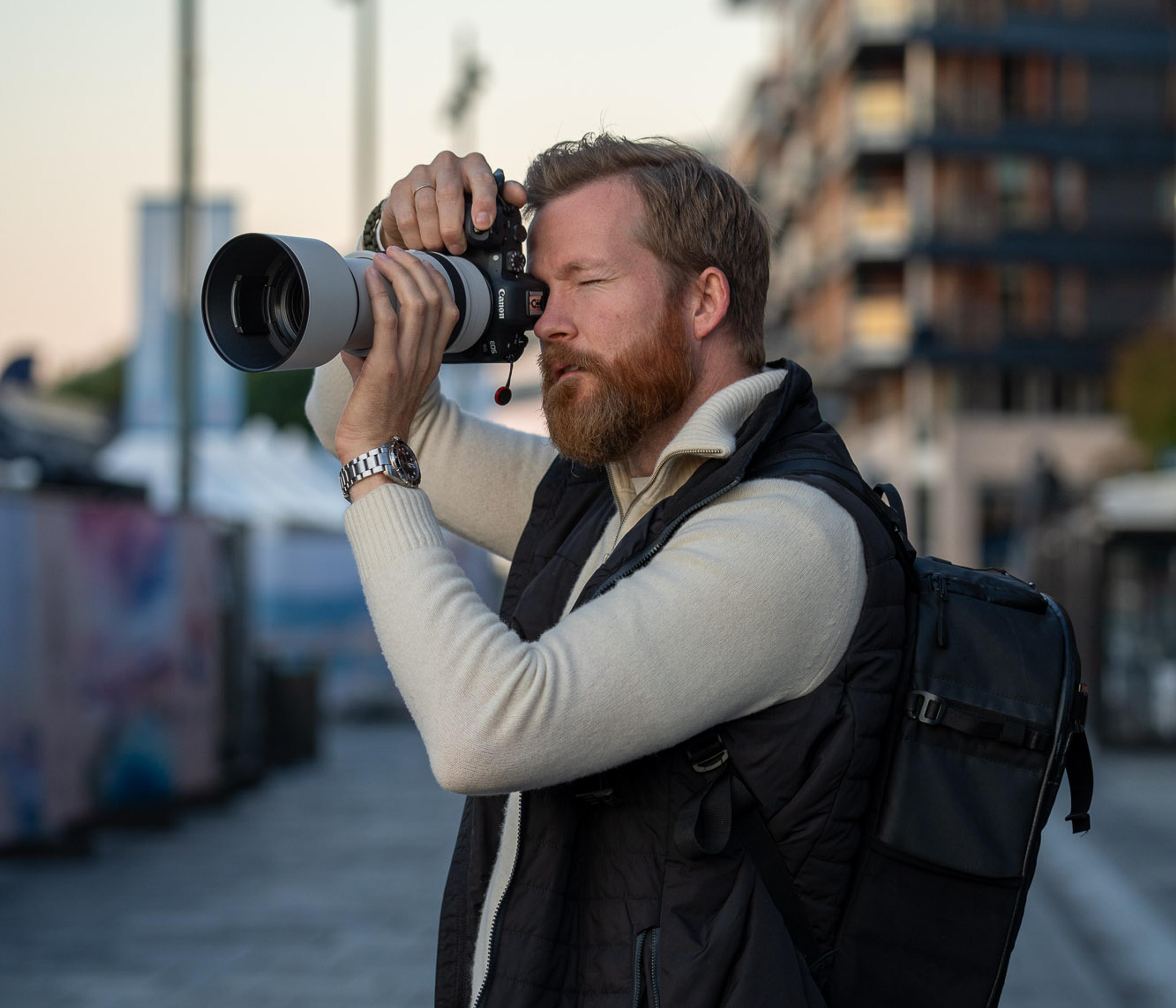 Fotograf i arbeid med kunde