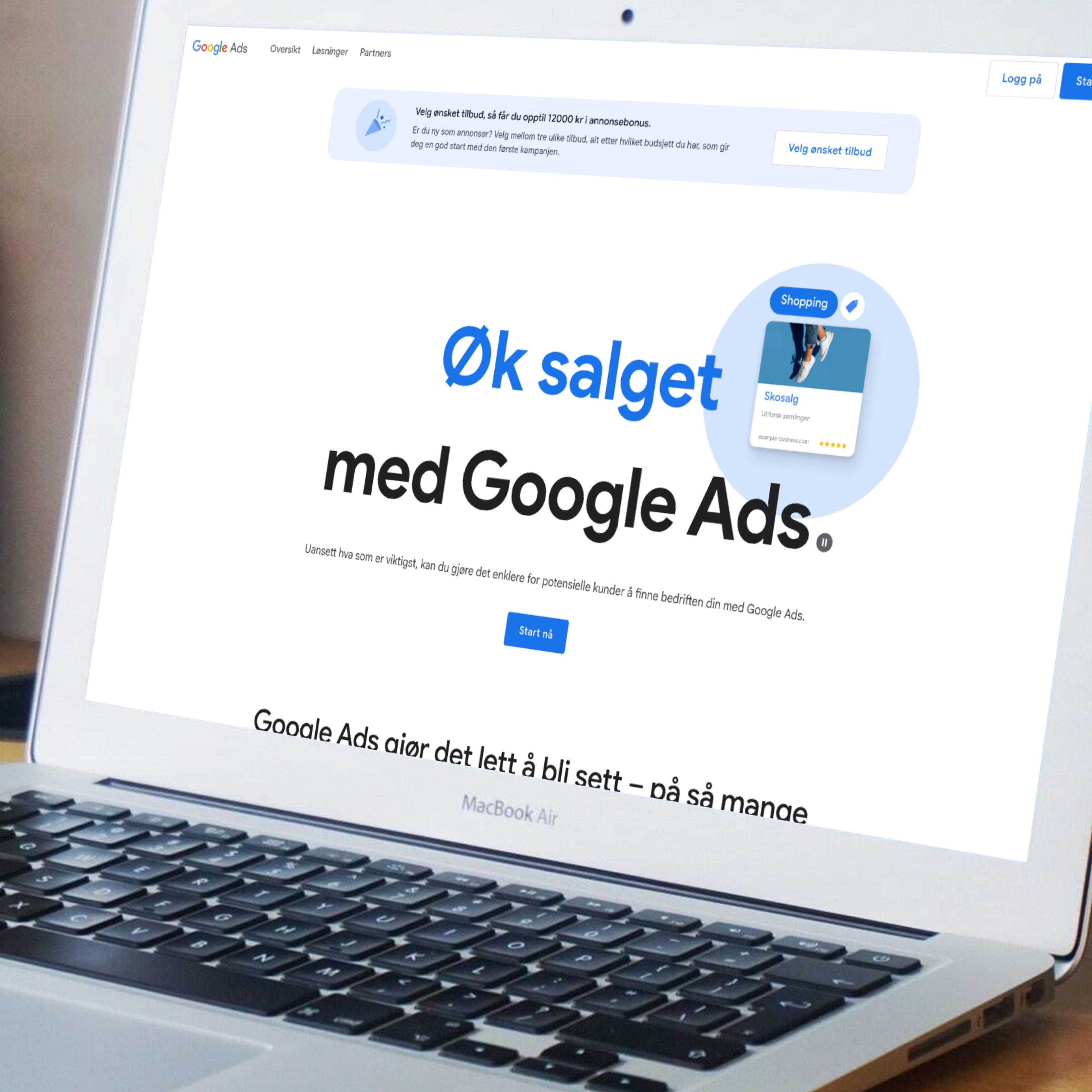 MacBook Air viser Google Ads-kampanje med teksten "Øk salget med Google Ads" og eksempel på shopping-annonse, illustrerer digital markedsføring