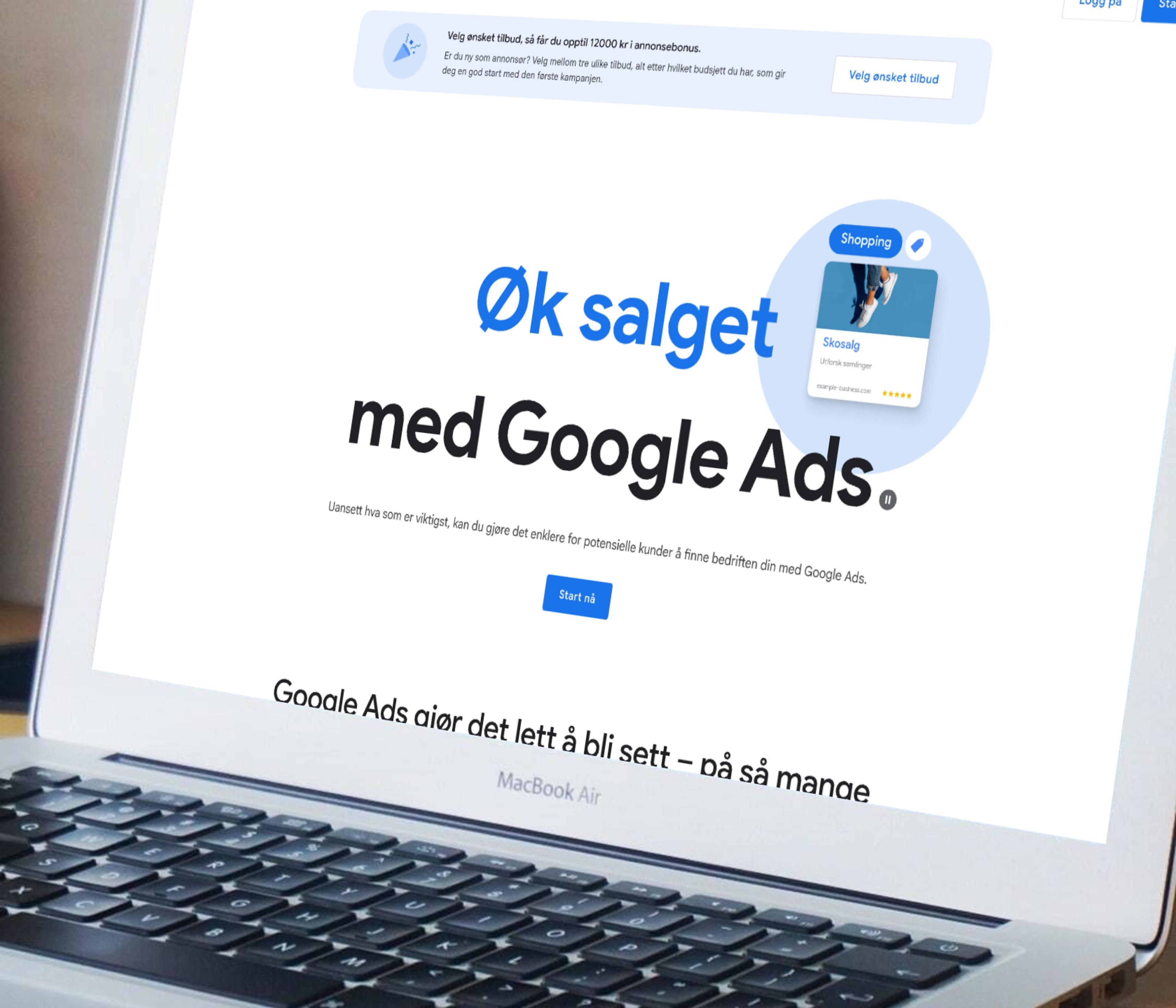 MacBook Air viser Google Ads-kampanje med teksten "Øk salget med Google Ads" og eksempel på shopping-annonse, illustrerer digital markedsføring