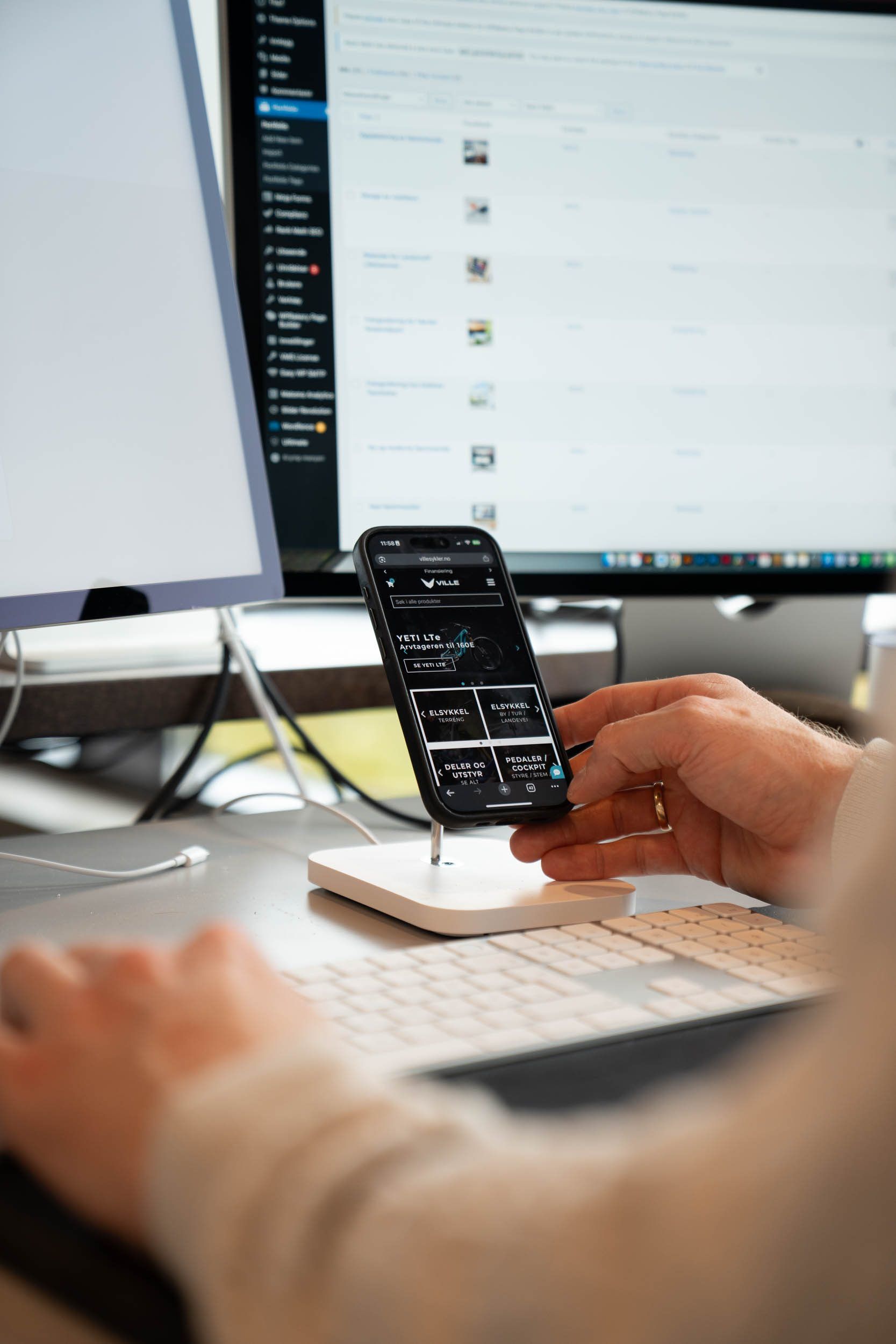 Bilde av en person som står og trykker på en iPhone