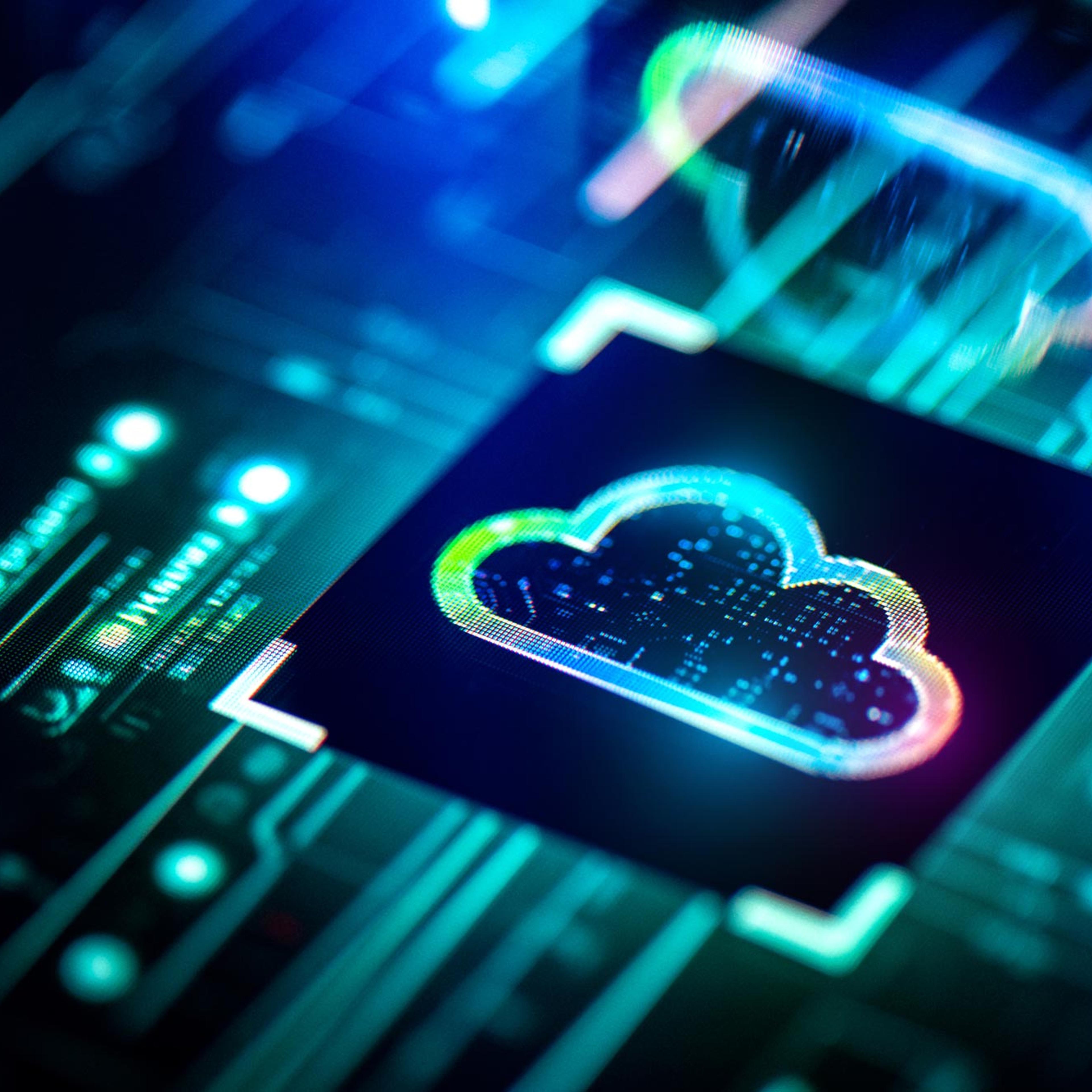 Neon skystjerne med digital cloud-ikon på blå kretskortbakgrunn symboliserer skyteknologi og datalagring