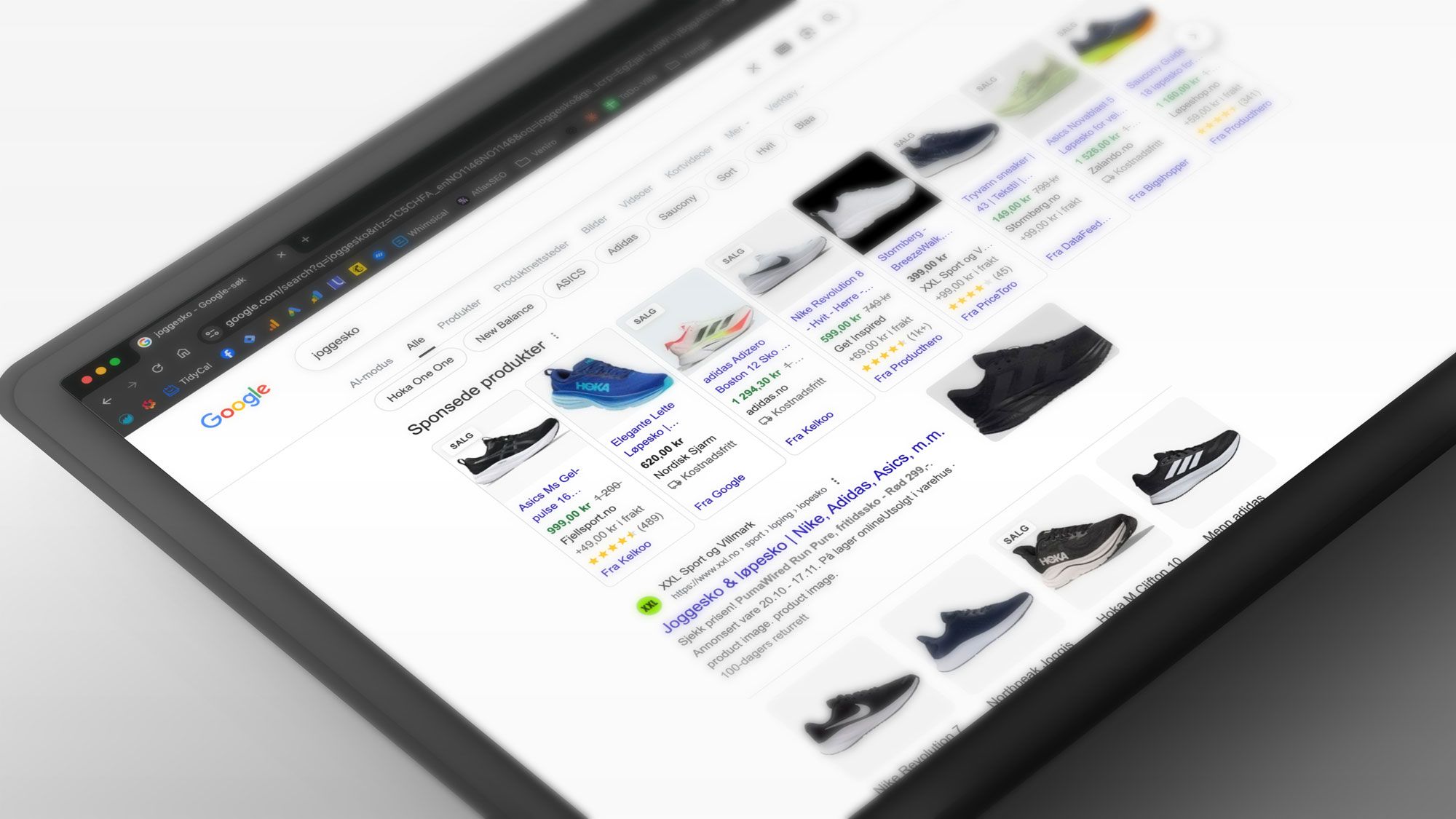 Google Ads-grensesnitt viser produkter med automatiske rabatter og prisalternativ for sko og sportsutstyr