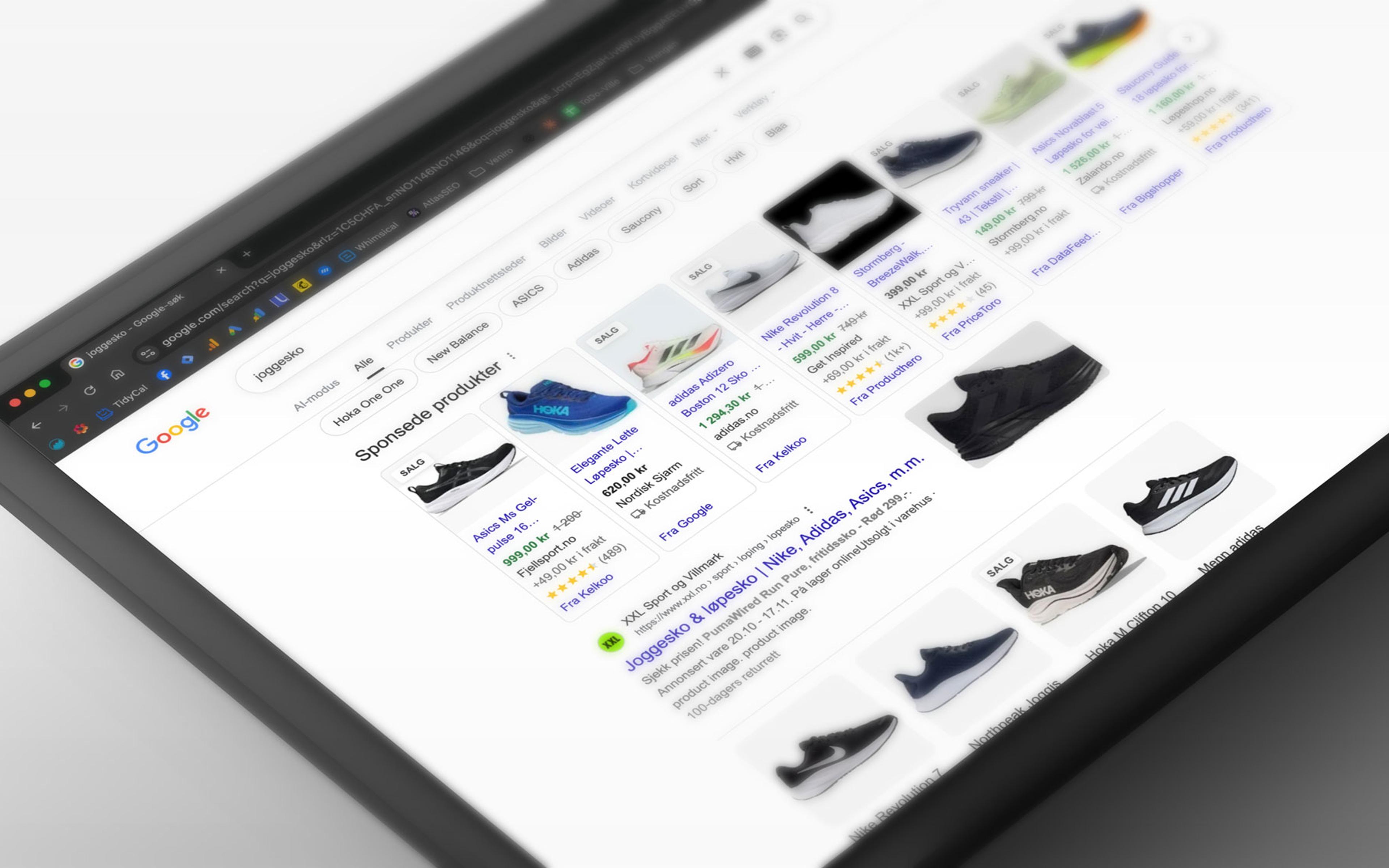 Google Ads-grensesnitt viser produkter med automatiske rabatter og prisalternativ for sko og sportsutstyr