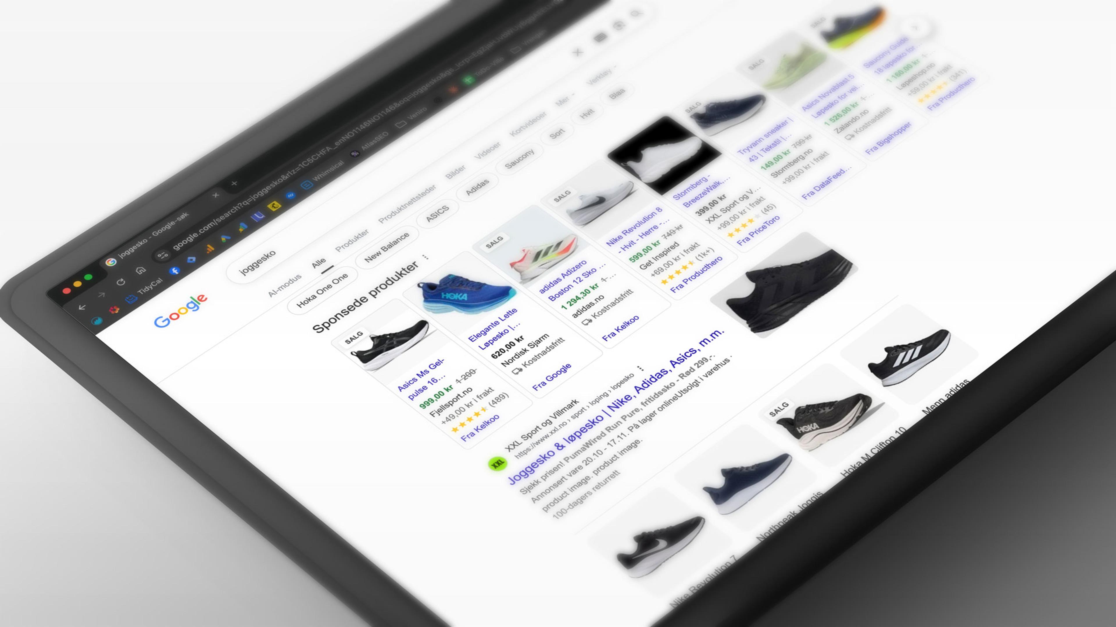 Google Ads-grensesnitt viser produkter med automatiske rabatter og prisalternativ for sko og sportsutstyr