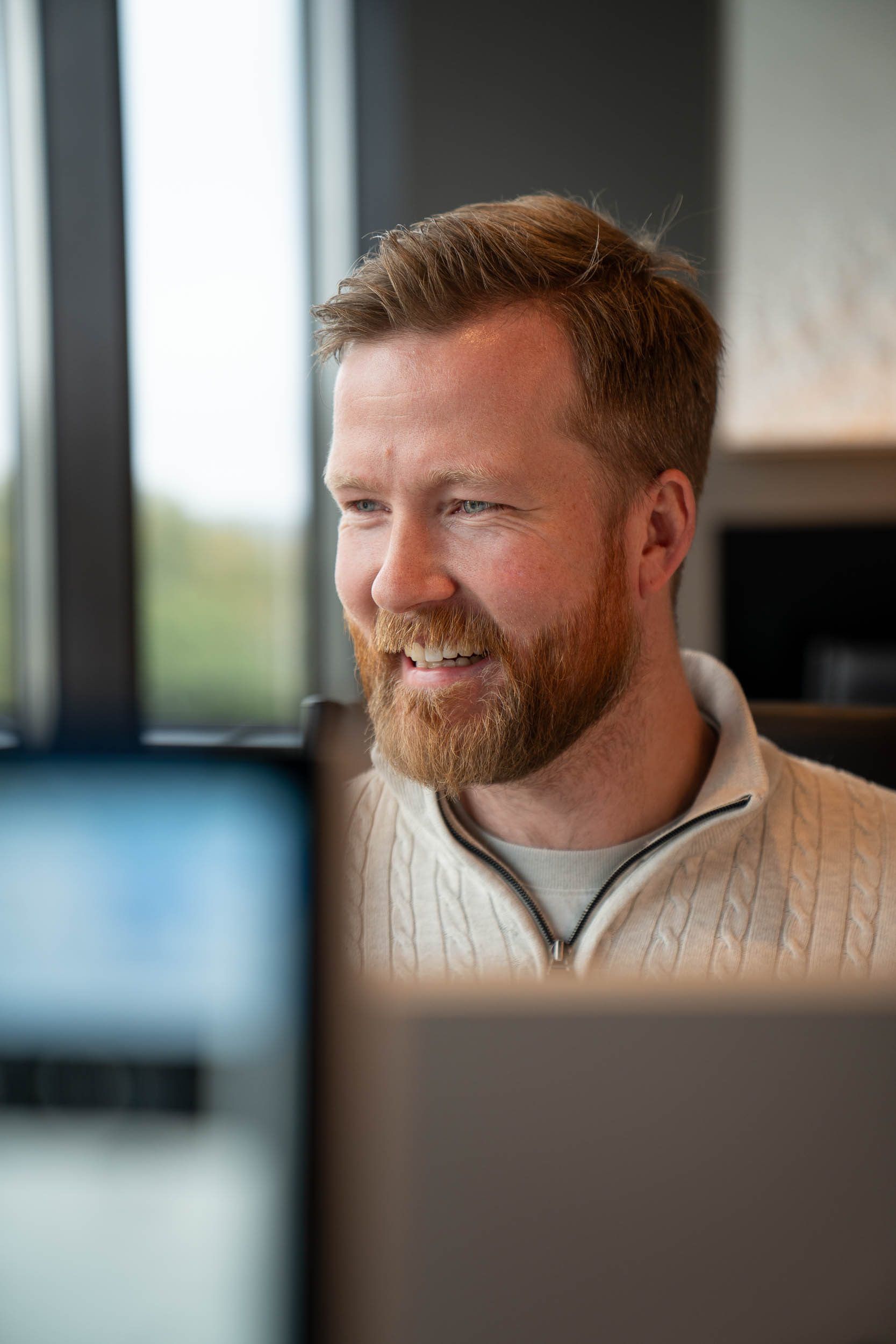 Bilde av Marius som jobber med en nettside