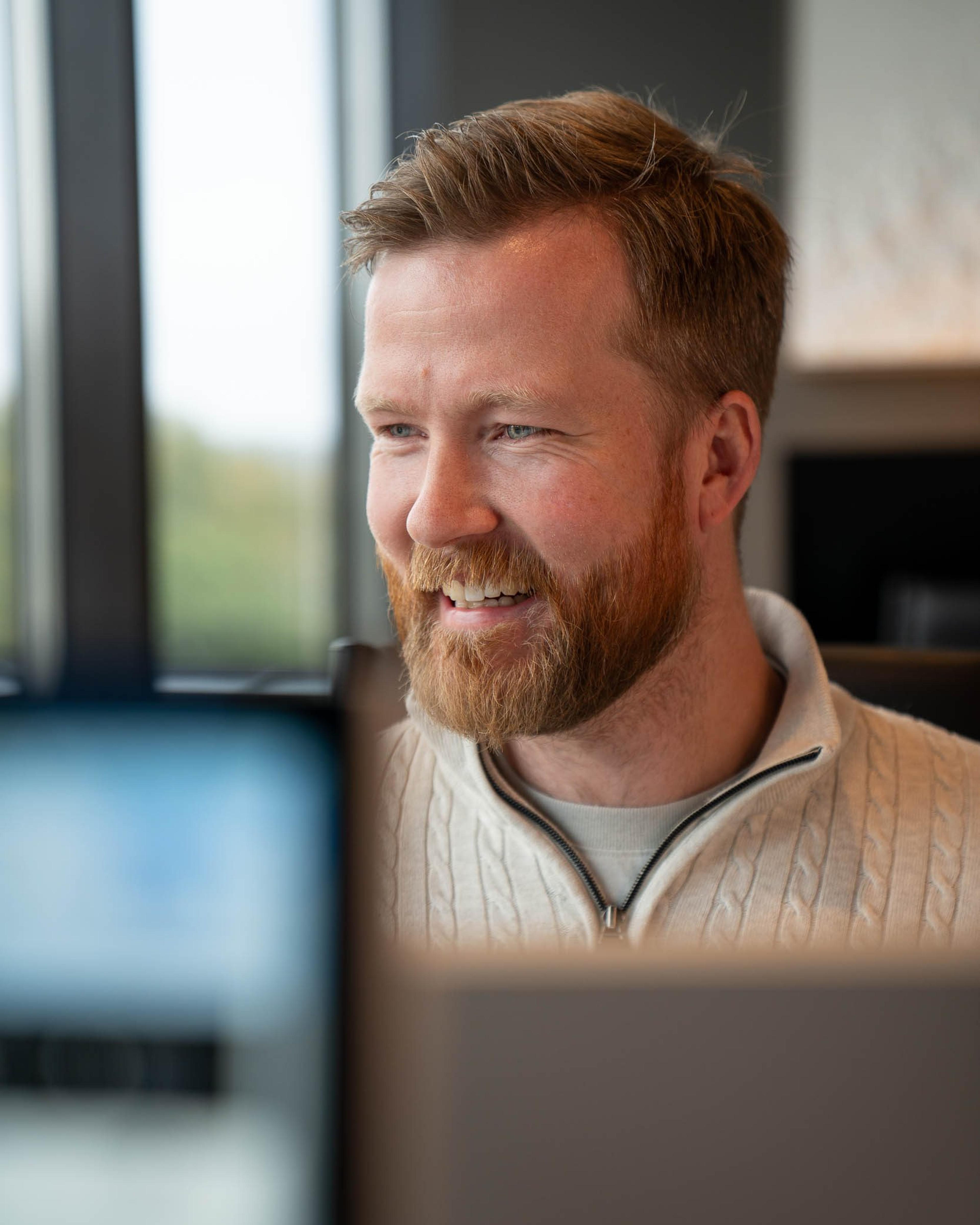Bilde av Marius som jobber med en nettside