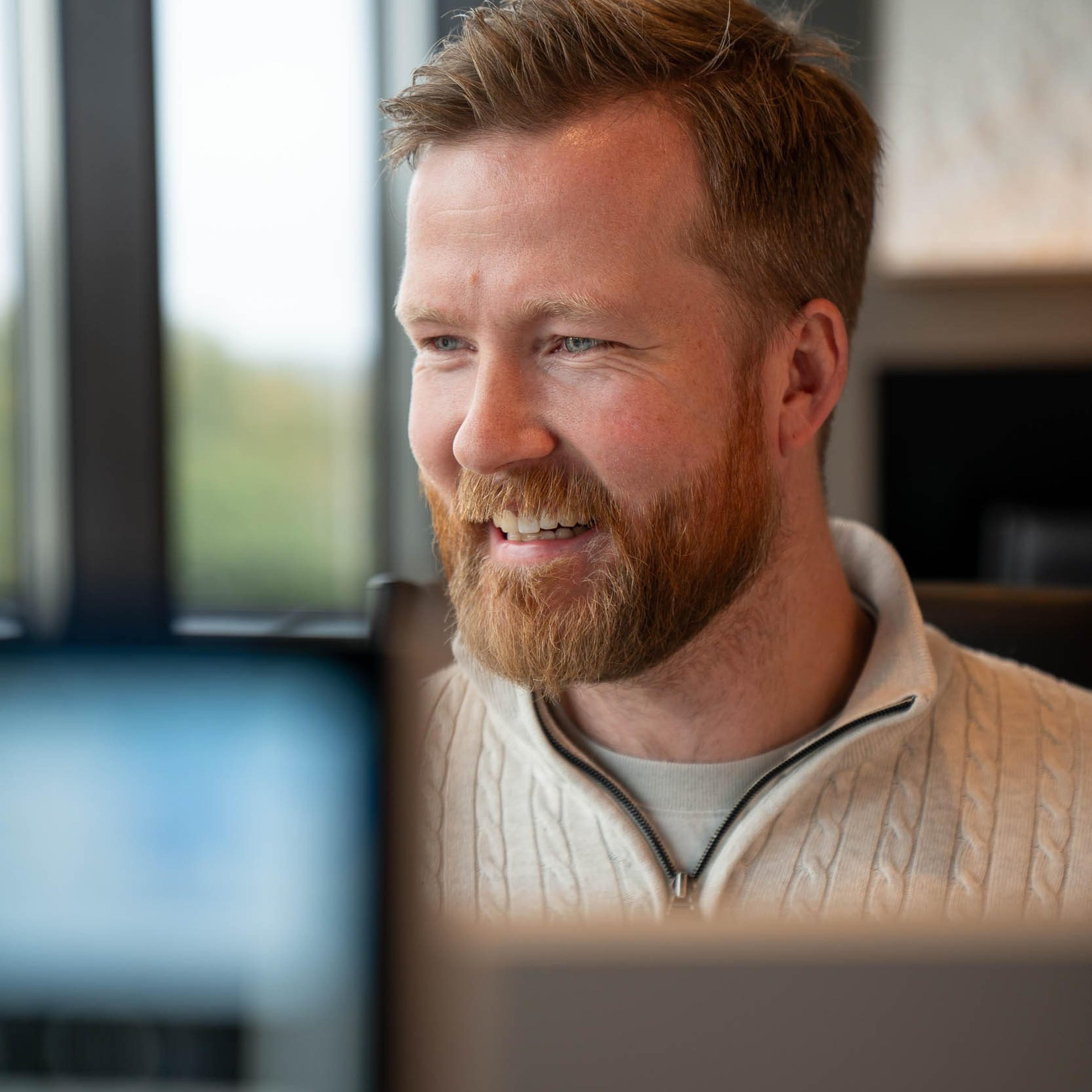 Bilde av Marius som jobber med en nettside