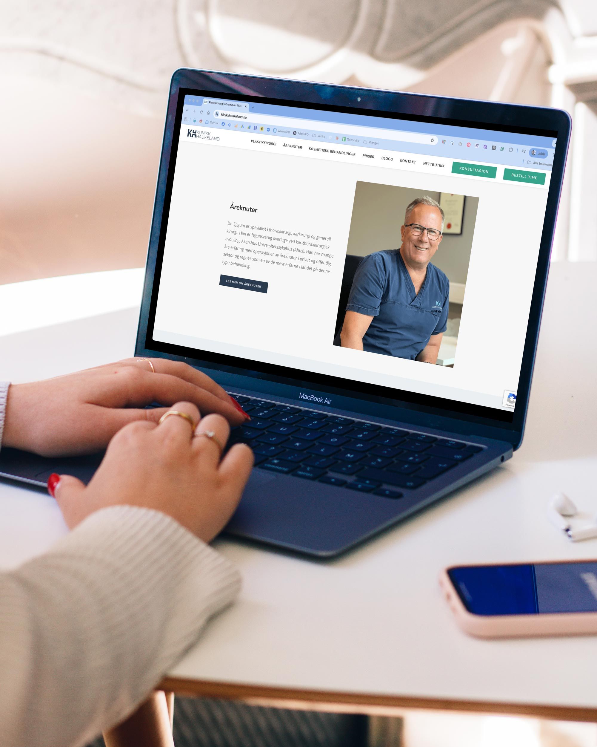 MacBook Air viser nettside med portrettfoto av mann i blå lege-uniform og tekst merket "Årsmelding".