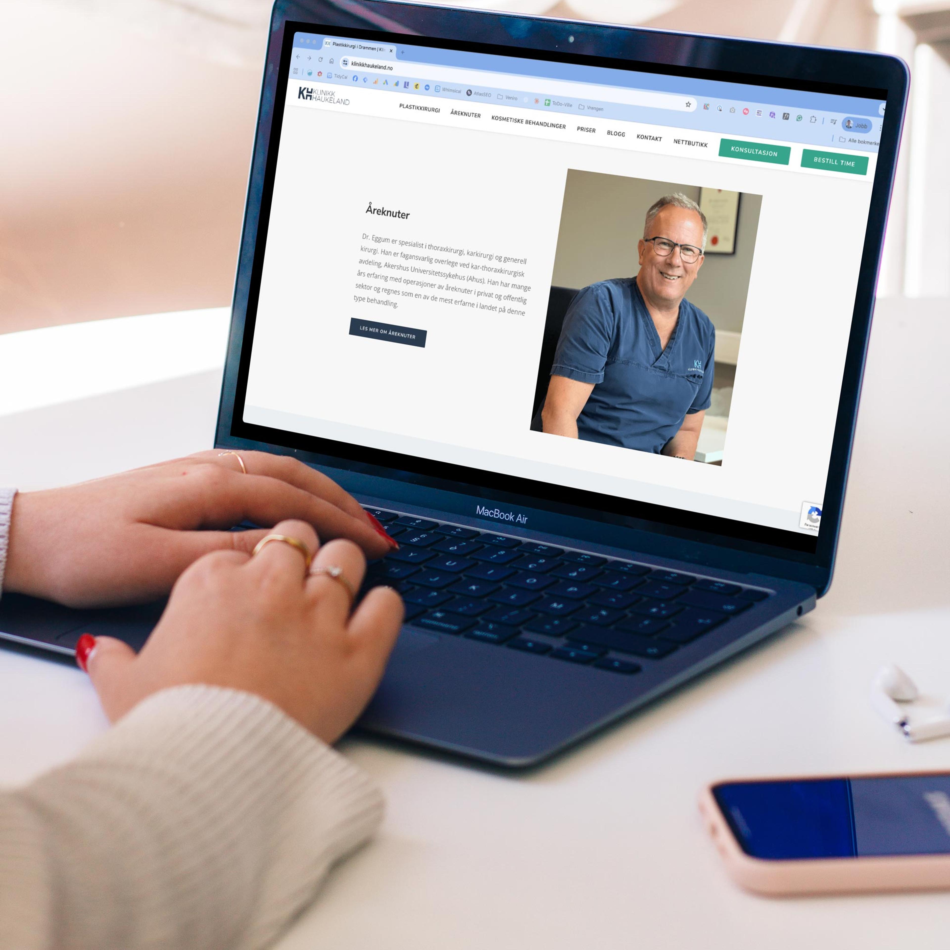 MacBook Air viser nettside med portrettfoto av mann i blå lege-uniform og tekst merket "Årsmelding".