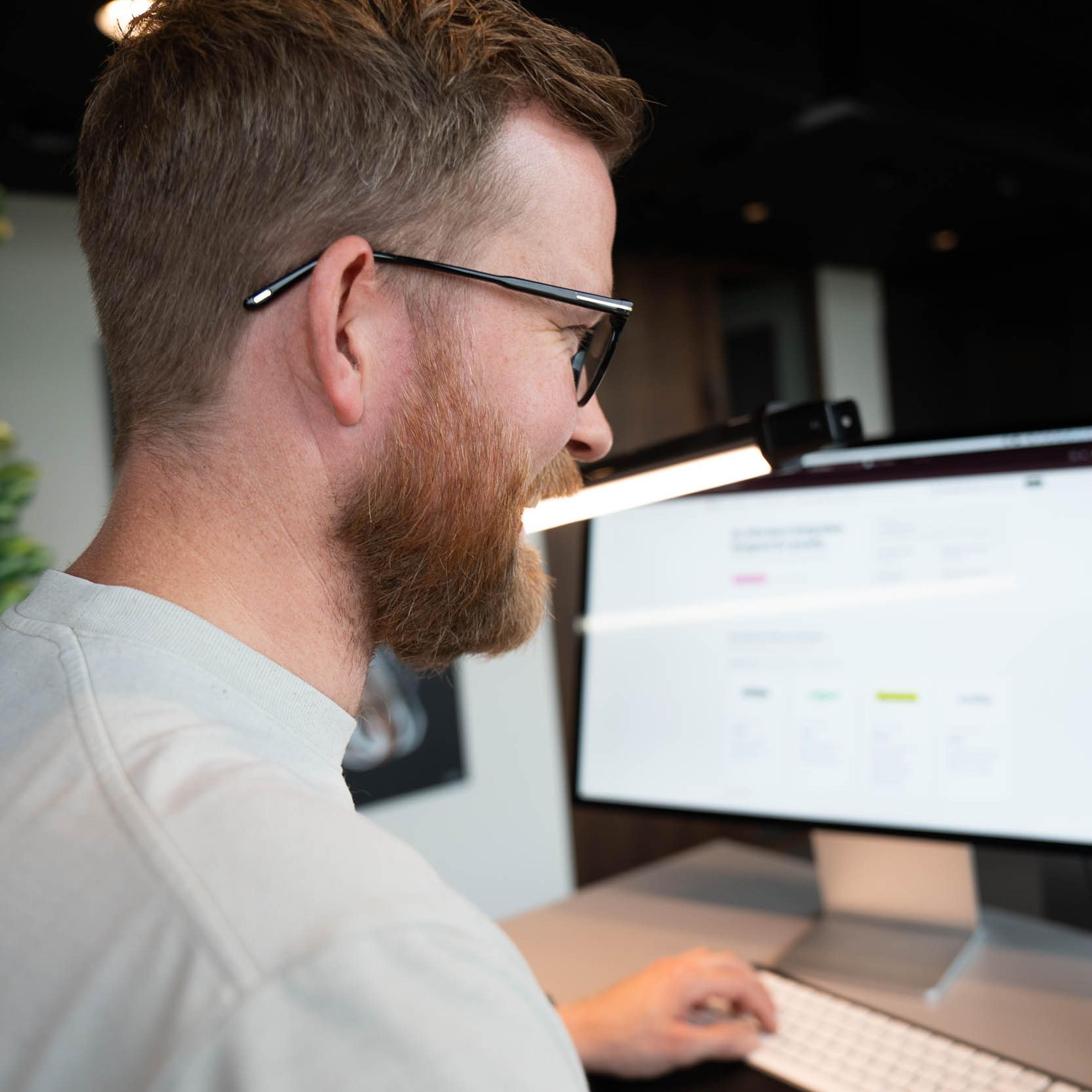 Bilde av en kollega som jobber på en pc