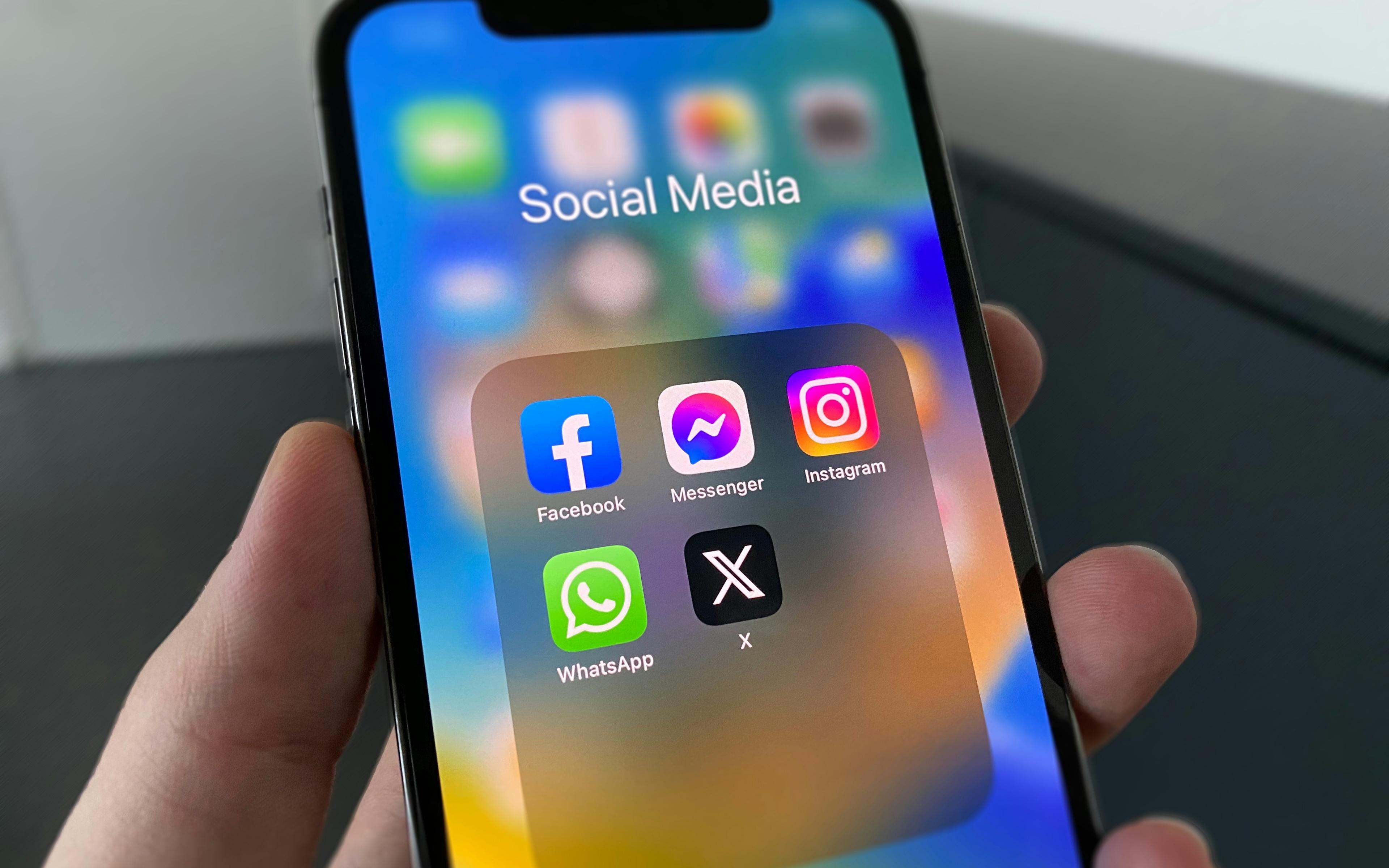 Person som jobber med innhold til sosiale medier på mobil, der AI brukes som hjelp til tekst og bilder