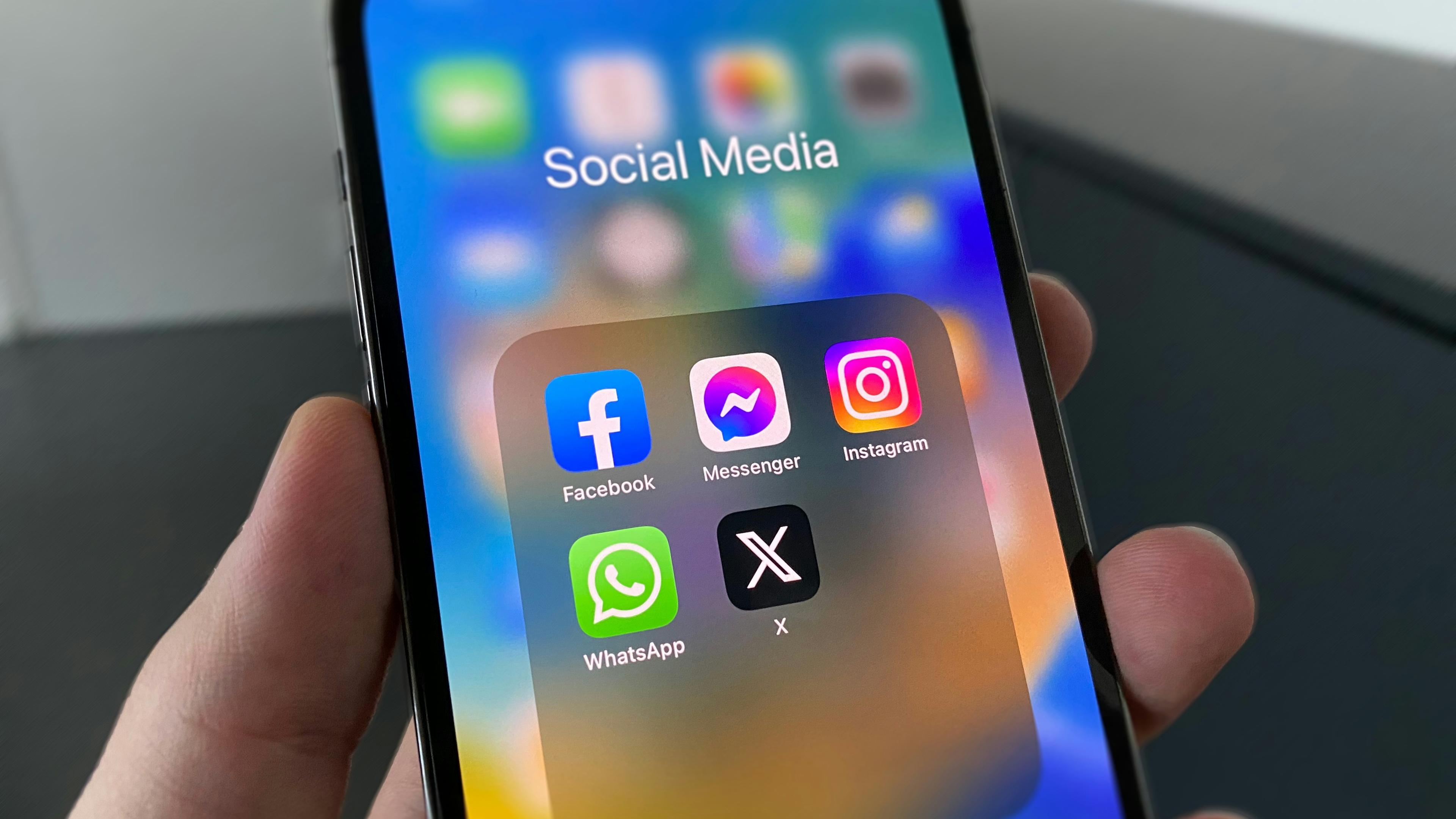 Person som jobber med innhold til sosiale medier på mobil, der AI brukes som hjelp til tekst og bilder
