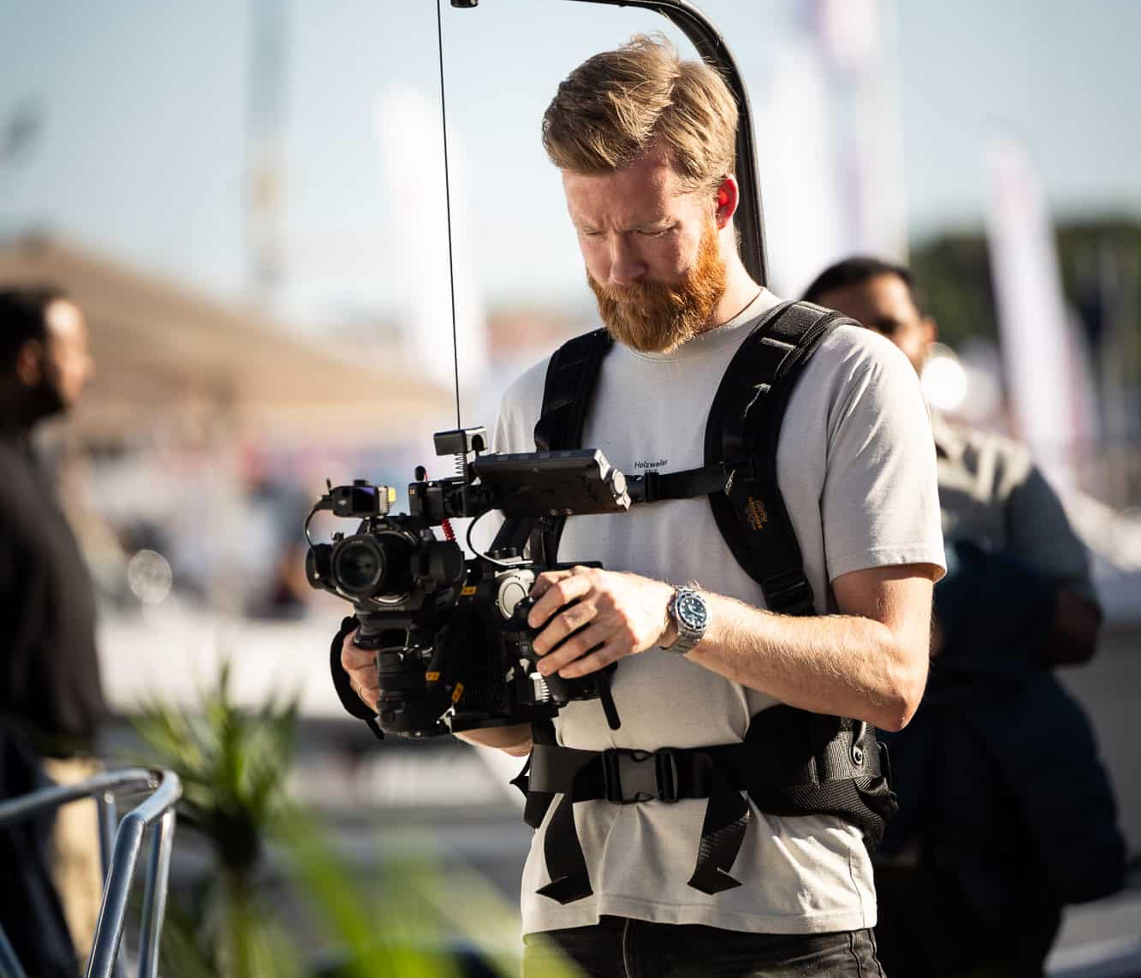 Profesjonelt kamerautstyr og droner for videoproduksjon