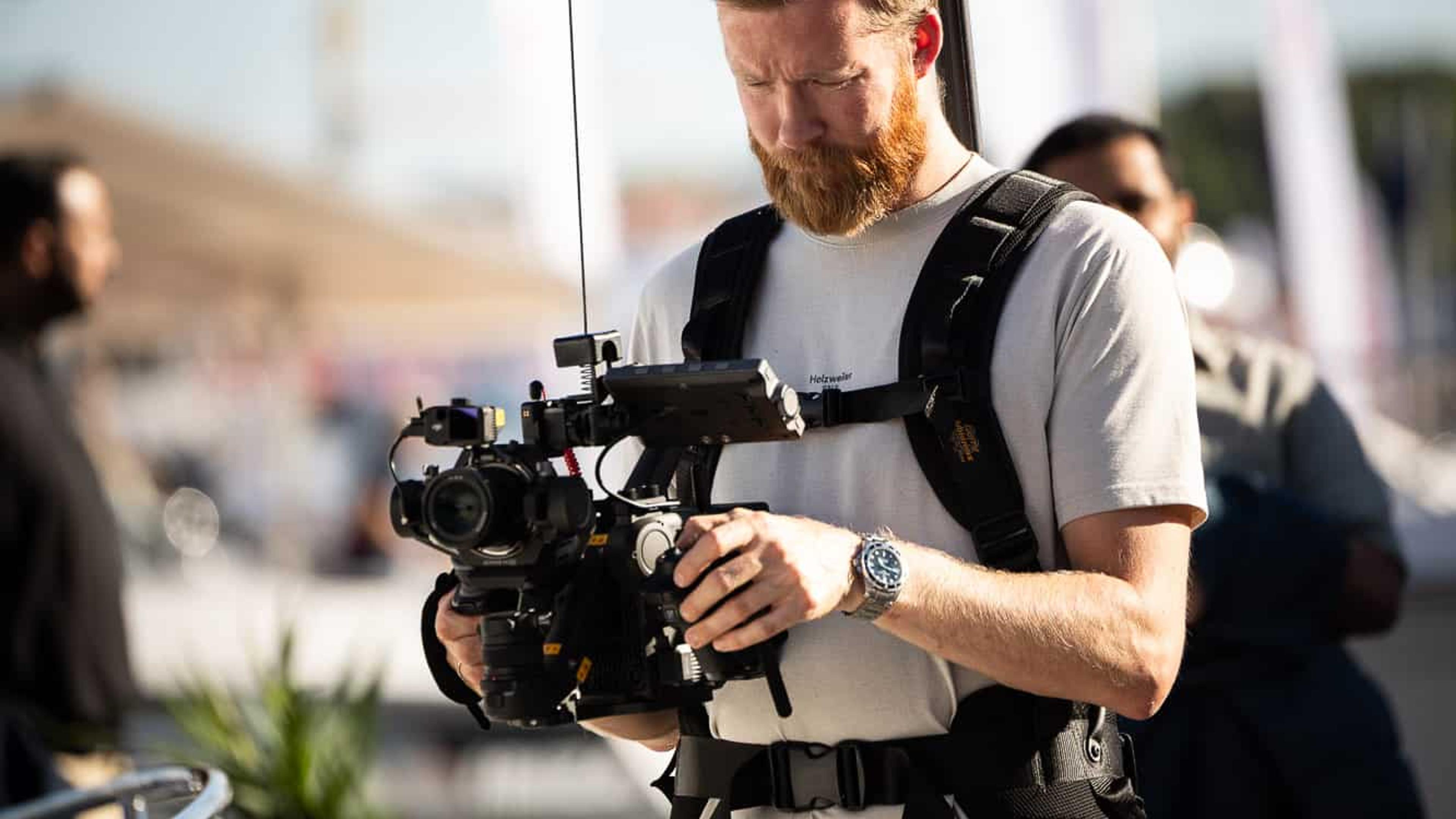 Profesjonelt kamerautstyr og droner for videoproduksjon