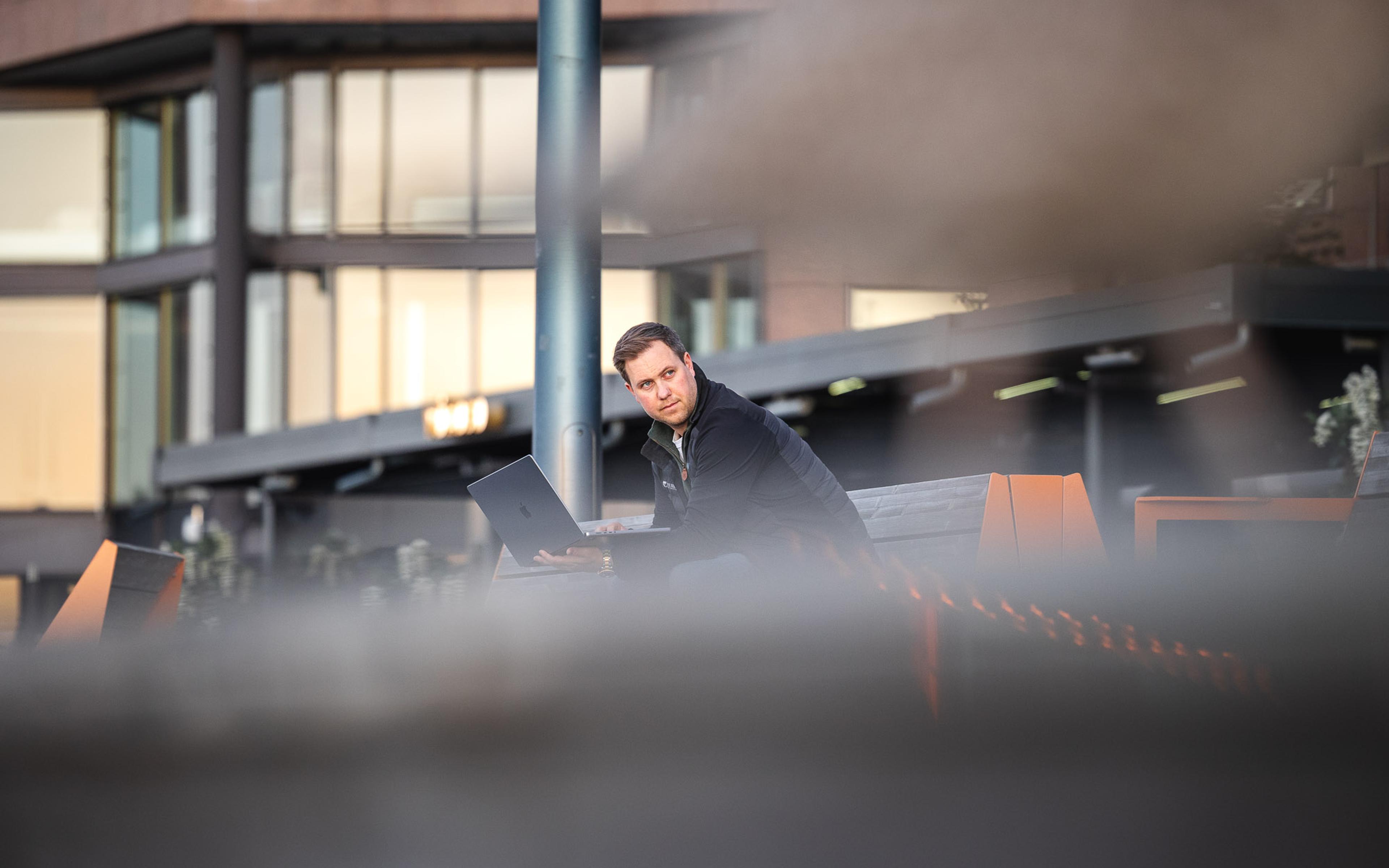 Person som analyserer Google Ads-kampanje på laptop med oversikt over klikk og budsjett på skjermen