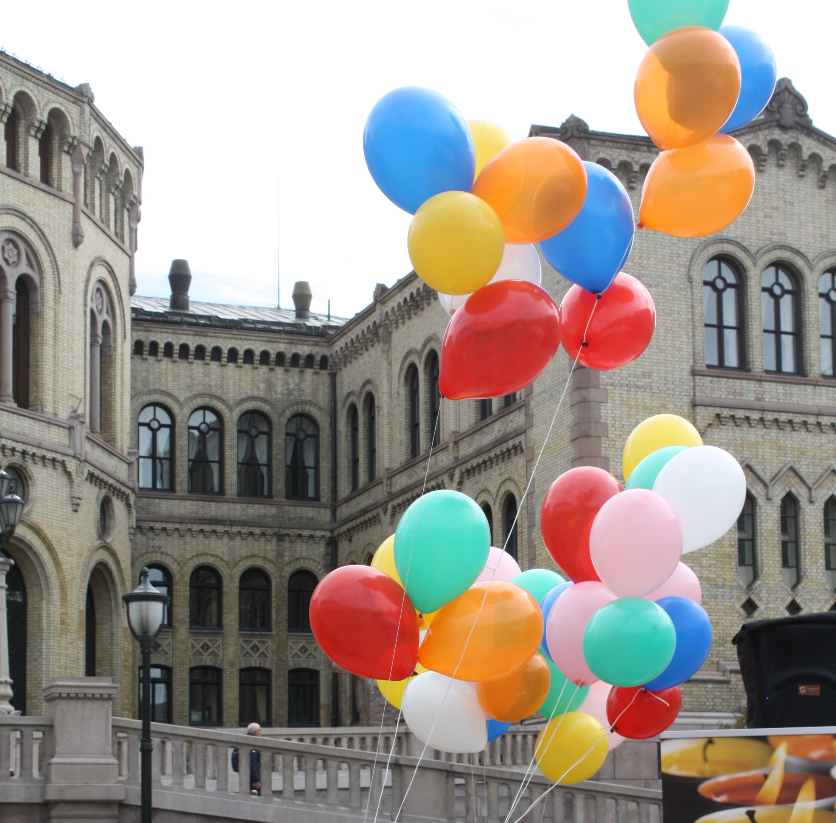 Designelementer og ballonger fra LAR-Nett Norge årsrapport