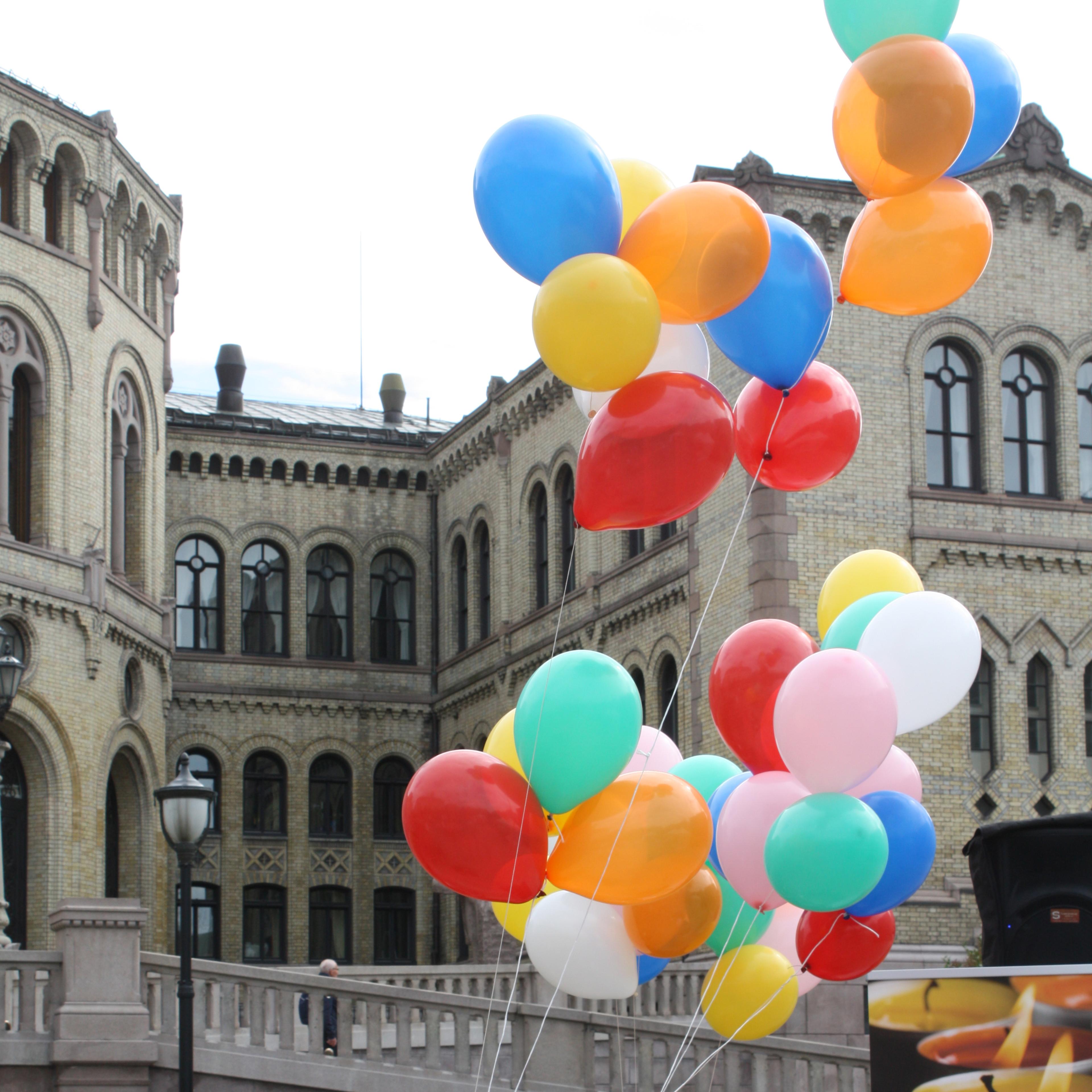 Designelementer og ballonger fra LAR-Nett Norge årsrapport