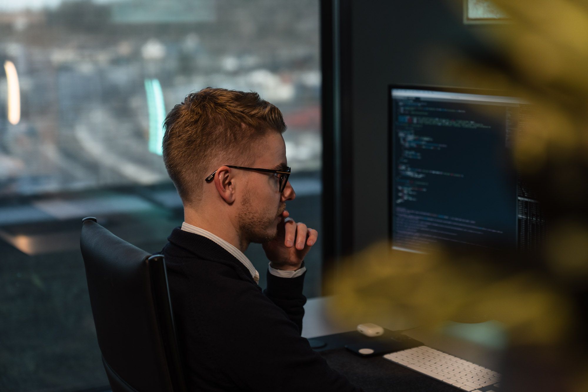Planlegging av app-utvikling: wireframes og prototyper spredt på et arbeidsbord