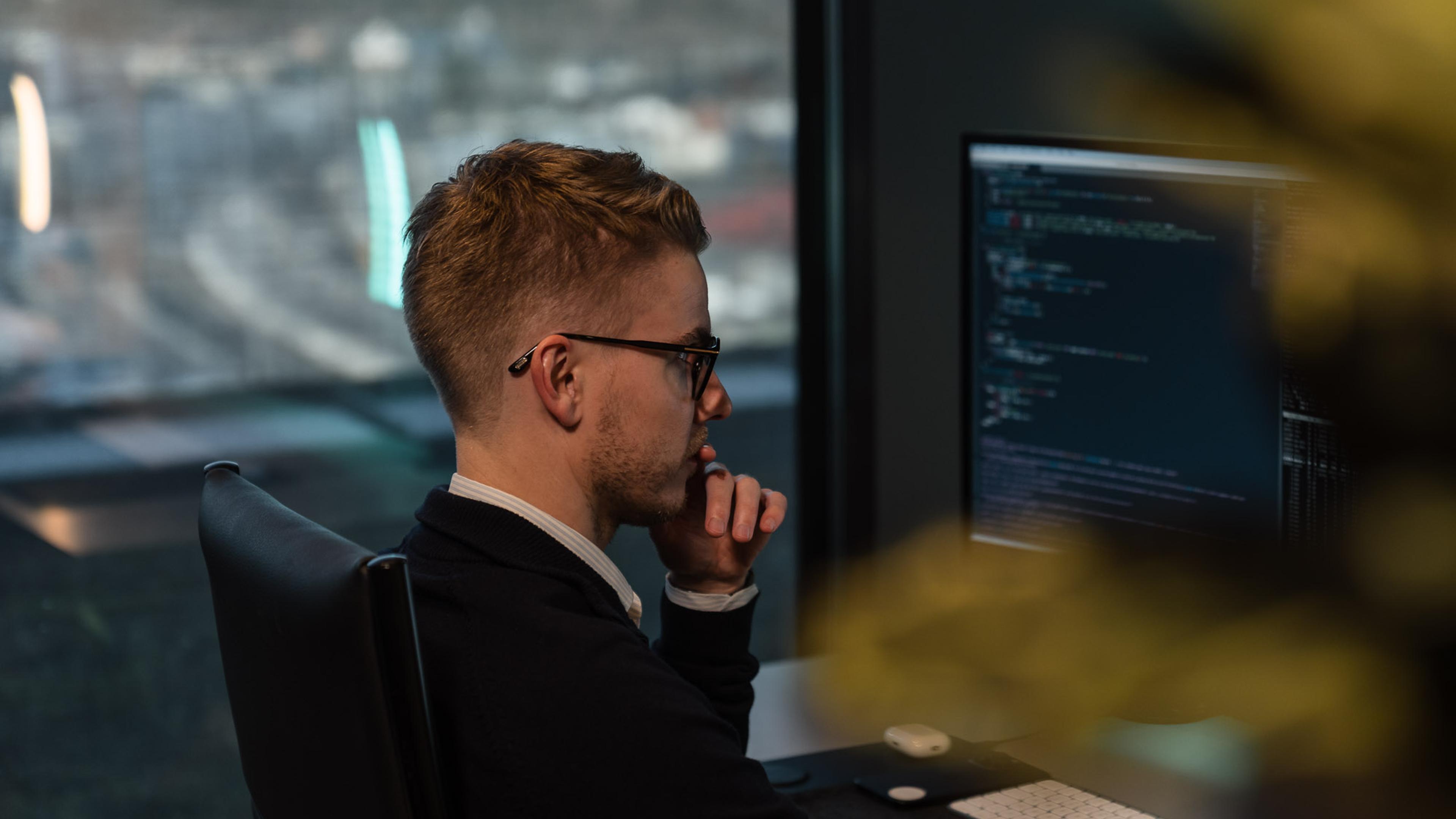 Planlegging av app-utvikling: wireframes og prototyper spredt på et arbeidsbord