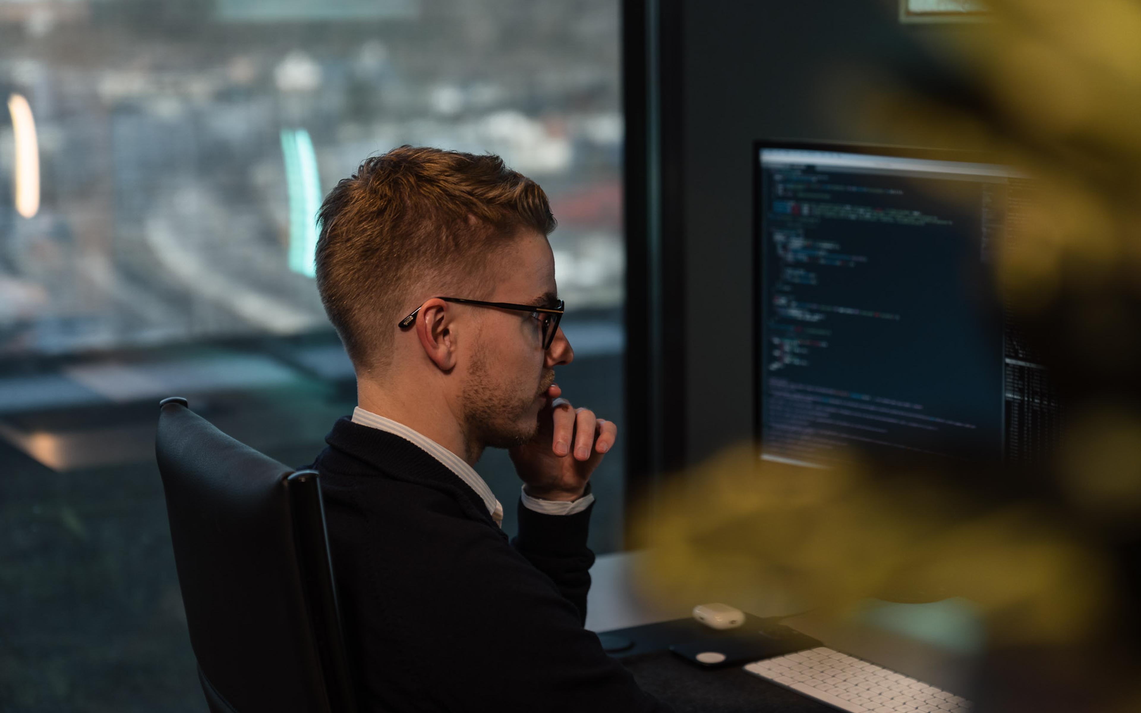 Planlegging av app-utvikling: wireframes og prototyper spredt på et arbeidsbord