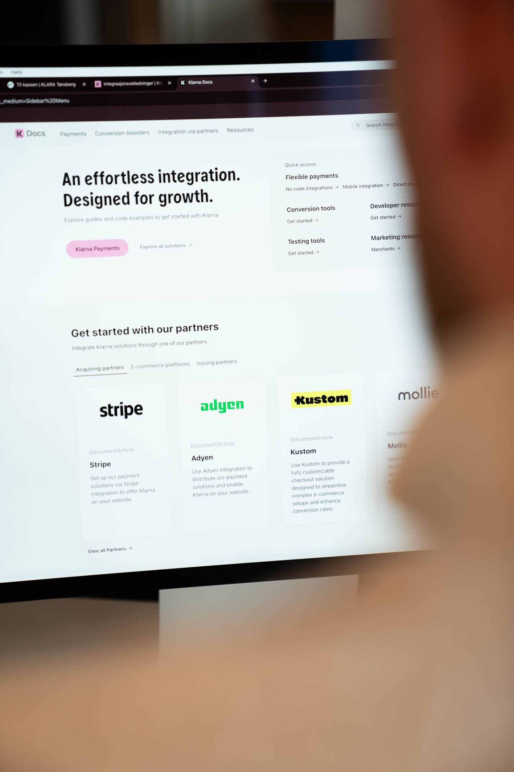 Klarna Docs-side med integrasjonsguide, partnere som Stripe, Adyen og Kustom, og oppfordring til betaling og vekst.