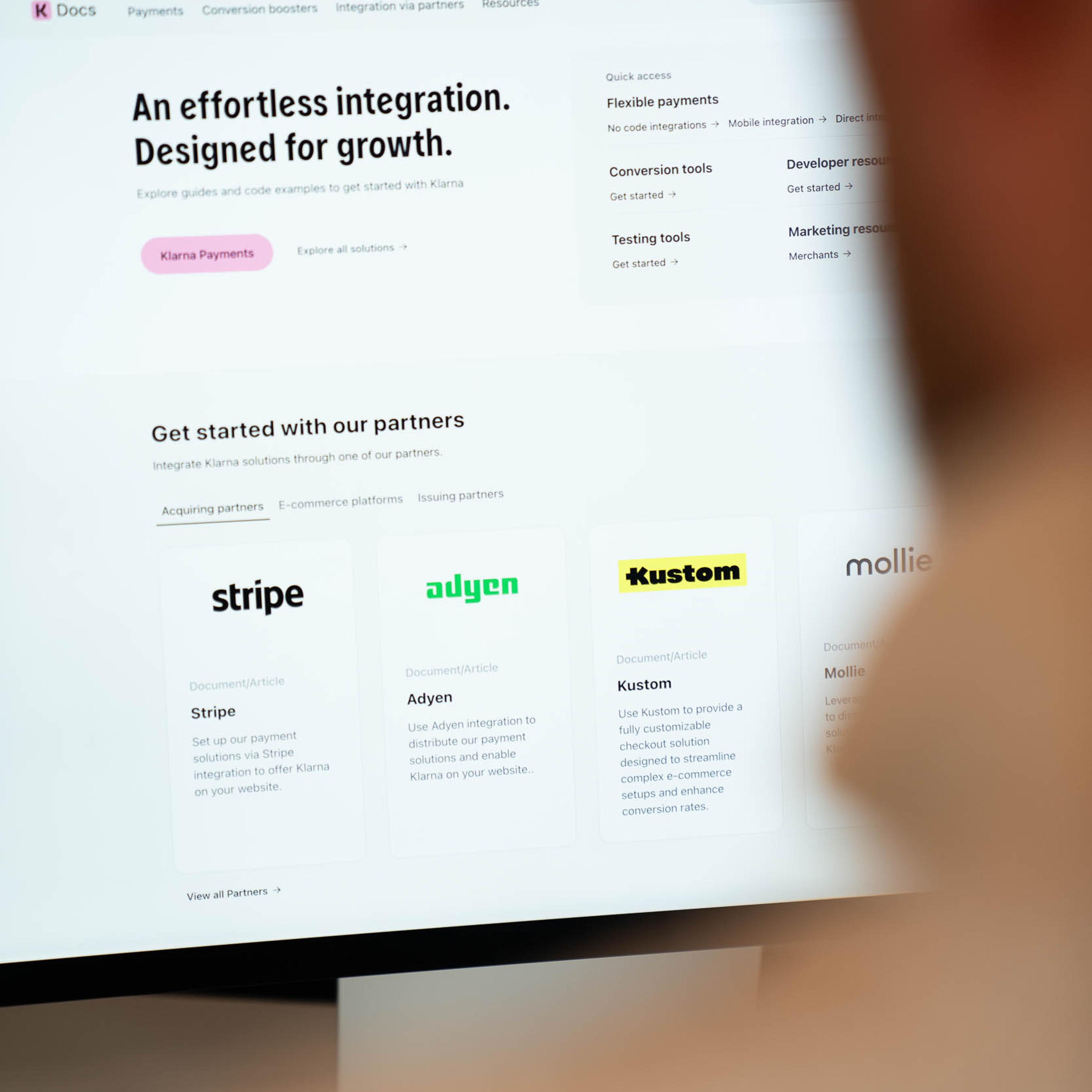 Klarna Docs-side med integrasjonsguide, partnere som Stripe, Adyen og Kustom, og oppfordring til betaling og vekst.