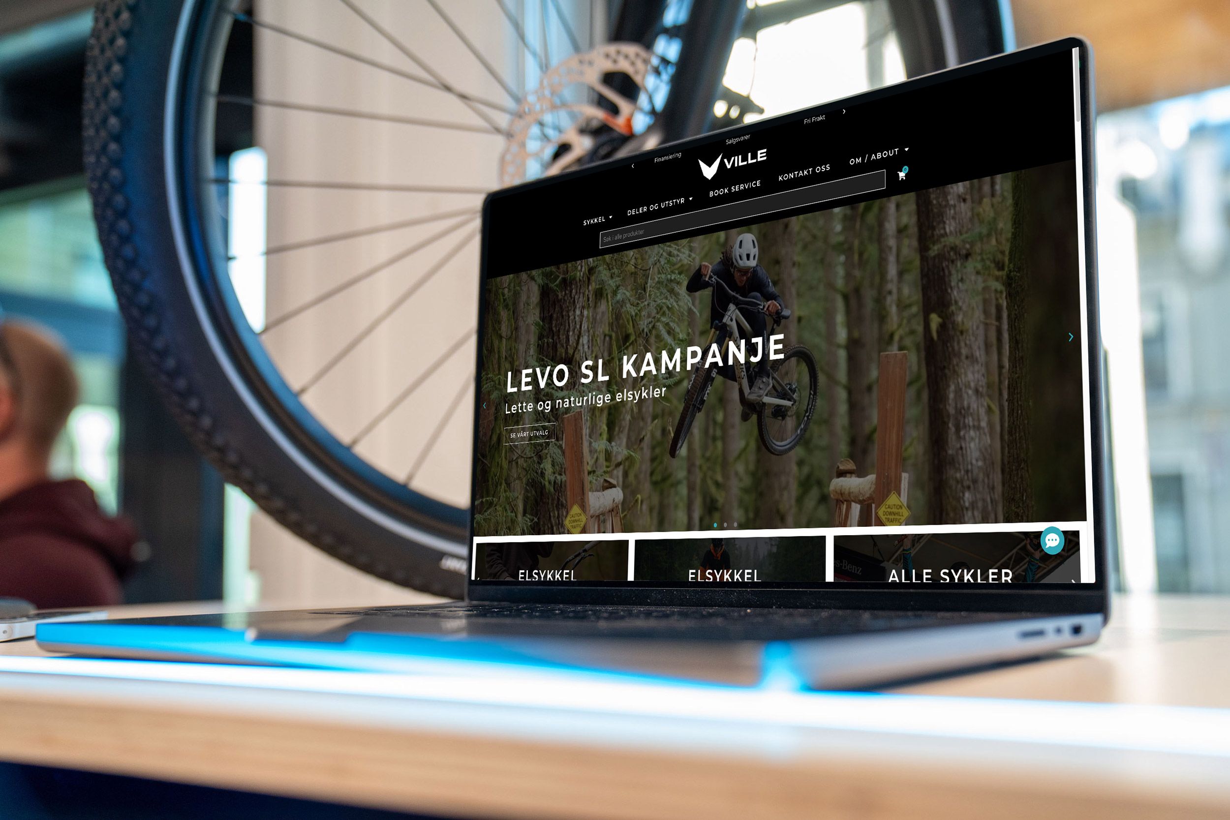 Bilde av en laptop som viser villesykler.no